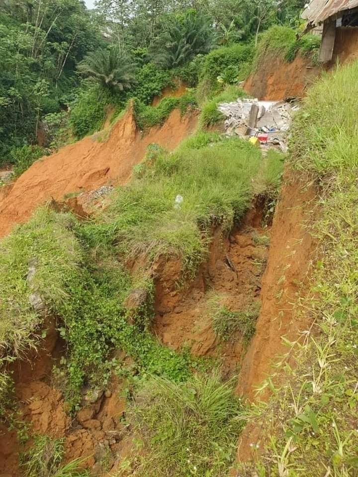 Quatrième Image de Faits Divers. Le sort précaire du Collège ITES à Abobo Plaque suscite une profonde inquiétude au sein de la communauté éducative et des habitants de la commune. Ce collège privé, autrefois florissant, est désormais confronté à une menace imminente : l'effondrement potentiel de ses bâtiments en raison de leur proximité avec un énorme précipice. Situés au bord d'un gouffre béant, les locaux scolaires sont exposés à un danger imminent. Ce précipice, résultat de l'érosion et des fortes précipitations récurrentes dans la région, s'étend progressivement, transformant la zone en une presqu'île précaire. Ce phénomène naturel, en constante expansion, présente un risque imminent pour l'intégrité structurelle de l'école, menaçant de plonger les salles de classe, les bureaux administratifs et les installations dans un précipice imminent. La situation actuelle met en lumière une série de défis majeurs auxquels sont confrontées les infrastructures éducatives dans cette région. Outre la menace physique imminente pesant sur le collège, la disparition potentielle de cette institution éducative prive des centaines d'étudiants d'un accès à une éducation de qualité. En effet, le Collège ITES a longtemps été un pilier de l'éducation dans la commune d'Abobo, offrant un enseignement de qualité à des générations d'élèves. La détérioration de l'environnement physique du Collège ITES reflète également les problèmes plus larges auxquels la commune d'Abobo est confrontée en matière d'urbanisation et de gestion des ressources naturelles. La formation du précipice est le résultat d'une combinaison de facteurs, y compris une urbanisation non planifiée, une déforestation accrue et des conditions météorologiques extrêmes. Ces facteurs ont conduit à l'érosion des sols et à la formation de structures géologiques instables, mettant en péril non seulement le collège, mais également la sécurité générale des habitants de la commune. Face à cette menace imminente, les autorités locales, les responsables éducatifs et les membres de la communauté se mobilisent pour trouver des solutions urgentes. Des équipes d'experts géologues et d'ingénieurs sont mobilisées pour évaluer la situation et proposer des mesures d'urgence visant à sécuriser le site et à prévenir tout effondrement potentiel. Des mesures immédiates telles que le renforcement des structures existantes, la stabilisation du sol environnant et la mise en place de barrières de protection sont envisagées pour assurer la sécurité des élèves, des enseignants et du personnel administratif. En parallèle, des efforts de sensibilisation sont déployés pour informer la population locale des dangers imminents et pour encourager une approche collaborative visant à atténuer les effets néfastes de l'érosion et à prévenir de futures catastrophes similaires. Des programmes de reboisement et de préservation de l'environnement sont envisagés pour renforcer la stabilité du sol et réduire les risques futurs d'érosion dans la région. Cependant, la résolution de cette crise ne se limite pas à la sécurisation immédiate du Collège ITES. Cela appelle également à une réflexion plus large sur la planification urbaine et la gestion des ressources naturelles dans la commune d'Abobo. Des mesures à long terme, telles que l'élaboration de plans d'urbanisme durables, l'application de réglementations environnementales strictes et l'implication active des communautés locales dans la préservation de leur environnement, sont nécessaires pour prévenir de telles situations à l'avenir. En définitive, la menace imminente qui pèse sur le Collège ITES à Abobo Plaque met en évidence la nécessité urgente d'une action concertée à plusieurs niveaux. La sécurité des étudiants et du personnel scolaire est primordiale, mais cela nécessite également une approche holistique pour remédier aux problèmes sous-jacents d'urbanisation incontrôlée, d'érosion et de gestion environnementale. Seule une action rapide et coordonnée peut permettre de sauvegarder l'éducation des jeunes générations tout en préservant la sécurité et l'intégrité de la commune d'Abobo dans son ensemble.