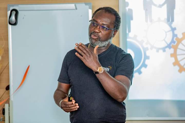 Image de Société. Alain Kouadio, le fondateur de Kaydan Groupe, a été honoré du prestigieux titre d'entrepreneur de l'année par Forbes, propulsant ainsi la Côte d'Ivoire sous les projecteurs internationaux. Cette reconnaissance va bien au-delà de la réussite individuelle de M. Kouadio ; elle symbolise le potentiel entrepreneurial et l'innovation émanant de la nation ivoirienne. Cette distinction, loin d'être seulement un hommage à un individu, reflète la compétence et le dynamisme des entrepreneurs ivoiriens qui se positionnent désormais sur la scène mondiale. L'ascension fulgurante de M. Kouadio et de Kaydan Groupe témoigne de la transformation économique en cours en Côte d'Ivoire. Cette réussite n'est pas seulement le fruit du travail acharné d'un homme, mais également le résultat d'un écosystème favorable aux affaires et d'une vision entrepreneuriale novatrice. Cette reconnaissance de Forbes est un catalyseur pour l'ensemble du pays, démontrant que les entreprises ivoiriennes peuvent rivaliser avec succès sur la scène mondiale et contribuer de manière significative à l'économie nationale. En étant désigné parmi les entrepreneurs les plus accomplis par Forbes, Alain Kouadio a élevé le drapeau de la Côte d'Ivoire au niveau international. Cette réalisation va bien au-delà des frontières géographiques, représentant un symbole de fierté nationale et d'inspiration pour les générations futures d'entrepreneurs ivoiriens. Cette distinction place également Kaydan Groupe parmi les entreprises les plus dynamiques et novatrices du pays, ouvrant ainsi la voie à de nouvelles opportunités et partenariats à l'échelle mondiale. Cette reconnaissance prestigieuse offre à M. Kouadio et à Kaydan Groupe une visibilité internationale accrue. Ils deviennent des exemples concrets de réussite pour les jeunes entrepreneurs ivoiriens aspirant à transformer leurs idées en entreprises prospères. La capacité de Kaydan à concurrencer sur plusieurs continents est un témoignage de l'excellence et du savoir-faire des entrepreneurs ivoiriens, qui sont désormais des acteurs majeurs du paysage économique mondial. La distinction accordée par Forbes n'est pas simplement un titre honorifique, mais un symbole de confiance et de reconnaissance du potentiel entrepreneurial de la Côte d'Ivoire. Cela ouvre également la voie à une plus grande attractivité pour les investisseurs étrangers, montrant que le pays est un terreau fertile pour les opportunités commerciales et les partenariats internationaux. La réussite de Kaydan Groupe sous la direction de M. Kouadio illustre parfaitement comment une entreprise ivoirienne peut non seulement s'épanouir localement, mais aussi rayonner à l'échelle mondiale. En conclusion, la nomination d'Alain Kouadio en tant qu'entrepreneur de l'année par Forbes est bien plus qu'une simple reconnaissance individuelle. C'est une affirmation de la capacité entrepreneuriale de la Côte d'Ivoire et un encouragement pour les futurs entrepreneurs à poursuivre leurs rêves. Cette distinction souligne la compétitivité, la vision et l'audace des entrepreneurs ivoiriens sur la scène mondiale, positionnant ainsi le pays comme un acteur incontournable dans le monde des affaires.