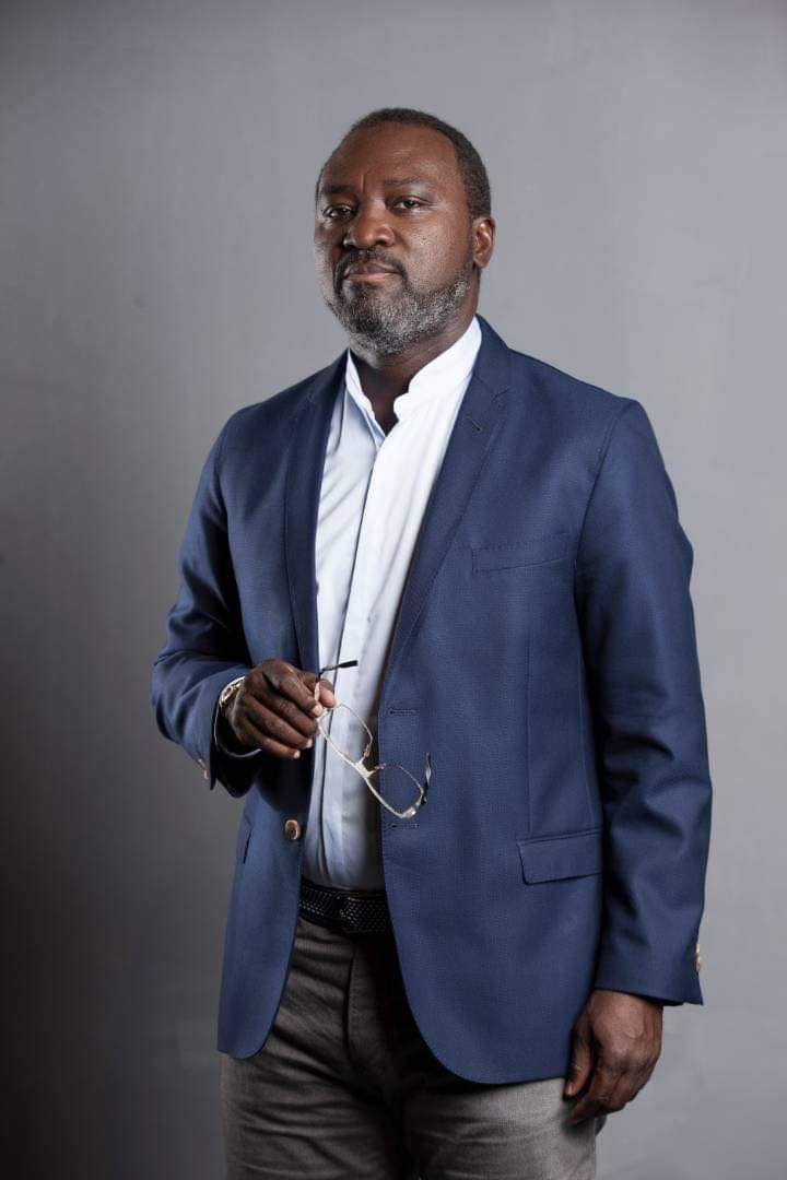 Deuxième Image de Société. Alain Kouadio, le fondateur de Kaydan Groupe, a été honoré du prestigieux titre d'entrepreneur de l'année par Forbes, propulsant ainsi la Côte d'Ivoire sous les projecteurs internationaux. Cette reconnaissance va bien au-delà de la réussite individuelle de M. Kouadio ; elle symbolise le potentiel entrepreneurial et l'innovation émanant de la nation ivoirienne. Cette distinction, loin d'être seulement un hommage à un individu, reflète la compétence et le dynamisme des entrepreneurs ivoiriens qui se positionnent désormais sur la scène mondiale. L'ascension fulgurante de M. Kouadio et de Kaydan Groupe témoigne de la transformation économique en cours en Côte d'Ivoire. Cette réussite n'est pas seulement le fruit du travail acharné d'un homme, mais également le résultat d'un écosystème favorable aux affaires et d'une vision entrepreneuriale novatrice. Cette reconnaissance de Forbes est un catalyseur pour l'ensemble du pays, démontrant que les entreprises ivoiriennes peuvent rivaliser avec succès sur la scène mondiale et contribuer de manière significative à l'économie nationale. En étant désigné parmi les entrepreneurs les plus accomplis par Forbes, Alain Kouadio a élevé le drapeau de la Côte d'Ivoire au niveau international. Cette réalisation va bien au-delà des frontières géographiques, représentant un symbole de fierté nationale et d'inspiration pour les générations futures d'entrepreneurs ivoiriens. Cette distinction place également Kaydan Groupe parmi les entreprises les plus dynamiques et novatrices du pays, ouvrant ainsi la voie à de nouvelles opportunités et partenariats à l'échelle mondiale. Cette reconnaissance prestigieuse offre à M. Kouadio et à Kaydan Groupe une visibilité internationale accrue. Ils deviennent des exemples concrets de réussite pour les jeunes entrepreneurs ivoiriens aspirant à transformer leurs idées en entreprises prospères. La capacité de Kaydan à concurrencer sur plusieurs continents est un témoignage de l'excellence et du savoir-faire des entrepreneurs ivoiriens, qui sont désormais des acteurs majeurs du paysage économique mondial. La distinction accordée par Forbes n'est pas simplement un titre honorifique, mais un symbole de confiance et de reconnaissance du potentiel entrepreneurial de la Côte d'Ivoire. Cela ouvre également la voie à une plus grande attractivité pour les investisseurs étrangers, montrant que le pays est un terreau fertile pour les opportunités commerciales et les partenariats internationaux. La réussite de Kaydan Groupe sous la direction de M. Kouadio illustre parfaitement comment une entreprise ivoirienne peut non seulement s'épanouir localement, mais aussi rayonner à l'échelle mondiale. En conclusion, la nomination d'Alain Kouadio en tant qu'entrepreneur de l'année par Forbes est bien plus qu'une simple reconnaissance individuelle. C'est une affirmation de la capacité entrepreneuriale de la Côte d'Ivoire et un encouragement pour les futurs entrepreneurs à poursuivre leurs rêves. Cette distinction souligne la compétitivité, la vision et l'audace des entrepreneurs ivoiriens sur la scène mondiale, positionnant ainsi le pays comme un acteur incontournable dans le monde des affaires.