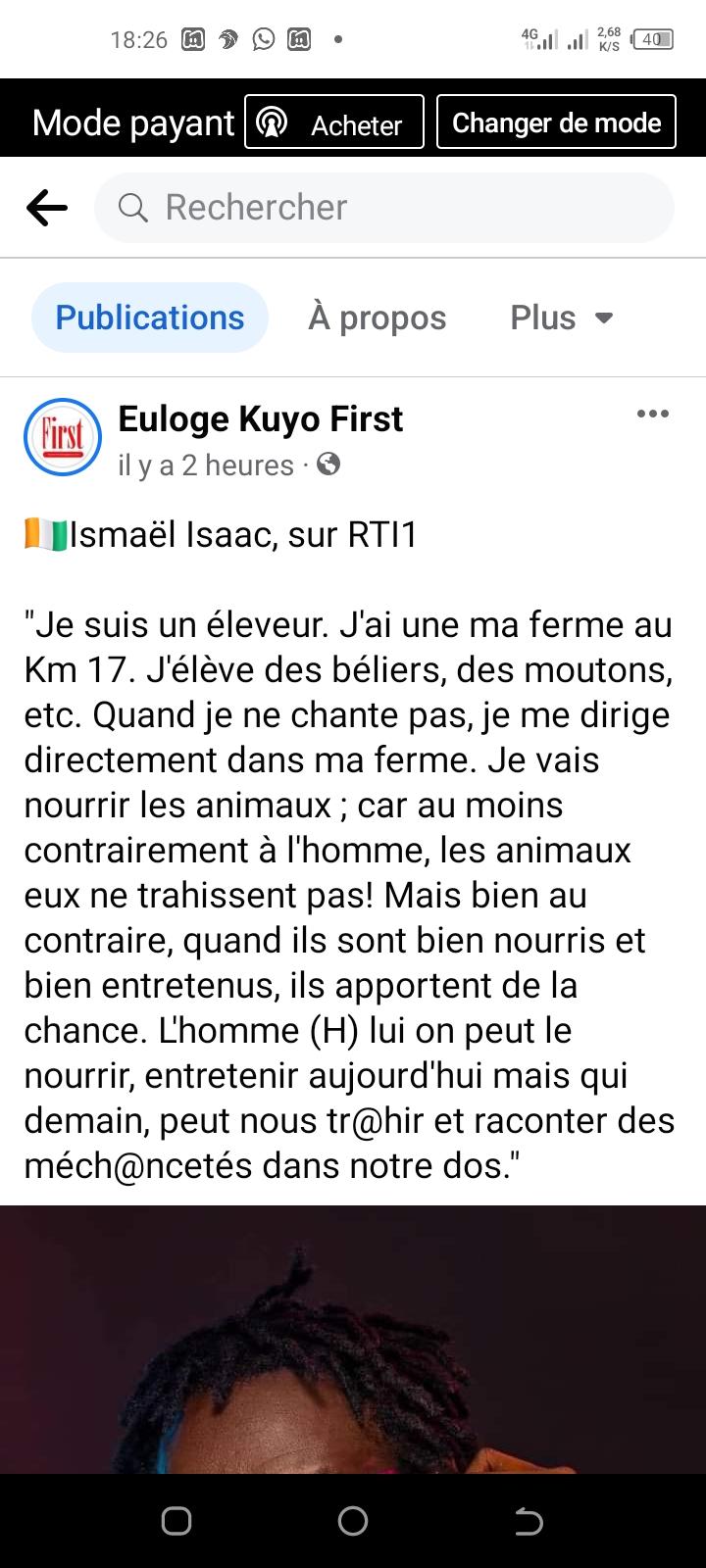 Image de Célébrités. En tant qu'éleveur, ma connexion avec la nature et les animaux est profonde et significative. Ma ferme, située au Km 17, est bien plus qu'un simple lieu de travail ; c'est mon refuge, mon havre de paix où les cris des béliers et le bêlement des moutons remplissent l'air. Chaque jour, dès que mes responsabilités me permettent une pause, je me dirige vers ce sanctuaire agricole, où mes tâches quotidiennes prennent vie. La routine est une partie inévitable de ma vie d'éleveur. Quand je n'entonne pas de chanson, je m'immerge dans le monde de ma ferme. Le rituel de nourrir mes animaux est bien plus qu'une simple corvée ; c'est un acte empreint de respect et de reconnaissance envers ces êtres qui partagent leur quotidien avec moi. Car contrairement à bien des humains, les animaux ne connaissent pas la trahison. Ils demeurent fidèles à leur nature, offrant une sincérité sans faille. Observer mes bêtes se nourrir avec appétit, répondant à mes soins attentifs, me rappelle chaque jour que l'honnêteté et la loyauté existent dans ce monde. Les béliers majestueux, les moutons doux et les autres animaux de ma ferme ne jugent pas, ne trahissent pas. Ils offrent leur confiance sans attendre de retour, et cette simplicité est une leçon précieuse. Dans la vie de tous les jours, il est indéniable que les relations humaines peuvent être complexes. L'homme, malgré toute sa capacité à aimer et à entretenir, possède aussi le pouvoir de trahir. Il peut être nourri, soigné, choyé aujourd'hui, mais demain, il peut choisir de se retourner contre vous, répandant des paroles malveillantes dans votre dos. Cette dualité de comportement humain, cette faculté à osciller entre la bienveillance et la trahison, est une réalité difficile à ignorer. Pourtant, malgré ces différences flagrantes, je trouve un équilibre et une sérénité dans mon interaction avec mes animaux. Ils ne se livrent pas à des jeux de pouvoir, à des stratagèmes sournois. Leur monde est simple et leur fidélité est inébranlable, ce qui contraste souvent avec les relations humaines, parfois teintées de calculs et de manipulations. En élevant mes animaux, j'apprends la valeur de la constance, de l'engagement et de la gratitude. Le lien qui se tisse entre eux et moi transcende les mots ; c'est une connexion pure et authentique qui me rappelle la beauté de la simplicité. Certes, les animaux ne possèdent pas la capacité de communication complexe des humains, mais leur langage dépasse celui des mots : il réside dans les regards affectueux, les gestes de reconnaissance et les échanges silencieux empreints de compréhension mutuelle. Ainsi, chaque jour passé dans ma ferme est une leçon de vie, un rappel que dans ce monde parfois compliqué, la pureté des liens entre les êtres peut se manifester de manière simple et sans artifice. Et c'est là, parmi mes animaux bien-aimés, que je trouve la paix et l'authenticité qui sont parfois si difficiles à trouver dans les relations humaines.