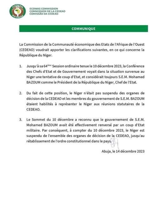 Image de Affaires Etrangères. La Communauté économique des États de l'Afrique de l'Ouest (CEDEAO) a récemment été le témoin d'un tournant significatif dans sa position politique vis-à-vis du Niger. Au départ, la CEDEAO avait pris une posture ferme en ne reconnaissant que le président Bazoum Mohamed comme le dirigeant légitime du Niger. Cependant, un changement radical s'est produit lorsque l'organisation a finalement choisi de reconnaître la destitution du gouvernement dirigé par le président Bazoum, reconnaissant ainsi le fait qu'un coup d'État avait été mené avec succès pour renverser le président élu. Cette volte-face de la CEDEAO a marqué un point critique dans la politique régionale de l'Afrique de l'Ouest. En reconnaissant la destitution de Bazoum Mohamed, l'organisation a implicitement admis qu'un changement de pouvoir illégal s'est produit au Niger. Cette décision a eu des répercussions majeures, notamment la suspension du Niger des instances de la CEDEAO jusqu'à ce que la situation soit résolue de manière satisfaisante et conforme aux principes démocratiques. La suspension du Niger des organes de la CEDEAO a eu un impact significatif tant au niveau national que régional. Sur le plan national, cela a entraîné une instabilité politique accrue, avec des tensions croissantes entre les partisans du président destitué et ceux qui ont mené le coup d'État. De plus, l'économie du pays a subi des secousses, avec des conséquences socio-économiques néfastes pour la population. Au niveau régional, cette décision a envoyé un message fort aux autres États membres de la CEDEAO, soulignant l'engagement de l'organisation envers la préservation des principes démocratiques et de l'État de droit dans la région. Cela a également mis en lumière les défis persistants auxquels sont confrontés de nombreux pays ouest-africains en matière de gouvernance, de stabilité politique et de respect des processus démocratiques. La reconnaissance par la CEDEAO de la destitution du président Bazoum a suscité des débats intenses et diversifiés au sein de la communauté internationale. Certains ont salué cette décision comme un signal fort en faveur de la démocratie et de la bonne gouvernance, soulignant l'importance de maintenir des normes élevées en matière de respect de l'ordre constitutionnel et de l'élection démocratique des dirigeants. D'autres, cependant, ont exprimé leur préoccupation quant aux conséquences à long terme de cette suspension sur la stabilité régionale et sur la manière dont elle pourrait potentiellement encourager ou décourager d'autres acteurs politiques à respecter les processus démocratiques. La CEDEAO elle-même est confrontée à des défis cruciaux dans la gestion de cette crise politique au Niger. Outre la suspension du pays, l'organisation régionale s'efforce de jouer un rôle de médiation entre les factions opposées au Niger, cherchant à favoriser un dialogue inclusif et pacifique pour résoudre la crise et rétablir la stabilité politique dans le pays. La situation au Niger soulève également des questions plus larges sur les dynamiques politiques en Afrique de l'Ouest. Les coupes abruptes dans l'ordre constitutionnel et les changements de gouvernement par des moyens non démocratiques sont des défis récurrents dans de nombreux pays de la région. La réponse de la CEDEAO au cas du Niger peut donc servir de précédent crucial pour son engagement futur dans la préservation de la démocratie et de la stabilité politique dans la région. En conclusion, le passage de la CEDEAO du déni à la reconnaissance de la destitution du président Bazoum au Niger a marqué un tournant majeur dans la politique régionale de l'Afrique de l'Ouest. Cette décision a eu des conséquences importantes tant au niveau national qu'international, mettant en lumière les défis persistants en matière de gouvernance démocratique et de stabilité politique dans la région. La manière dont cette crise sera gérée par la CEDEAO et ses répercussions sur le pays et la région pourraient avoir des implications durables pour l'avenir politique de l'Afrique de l'Ouest.