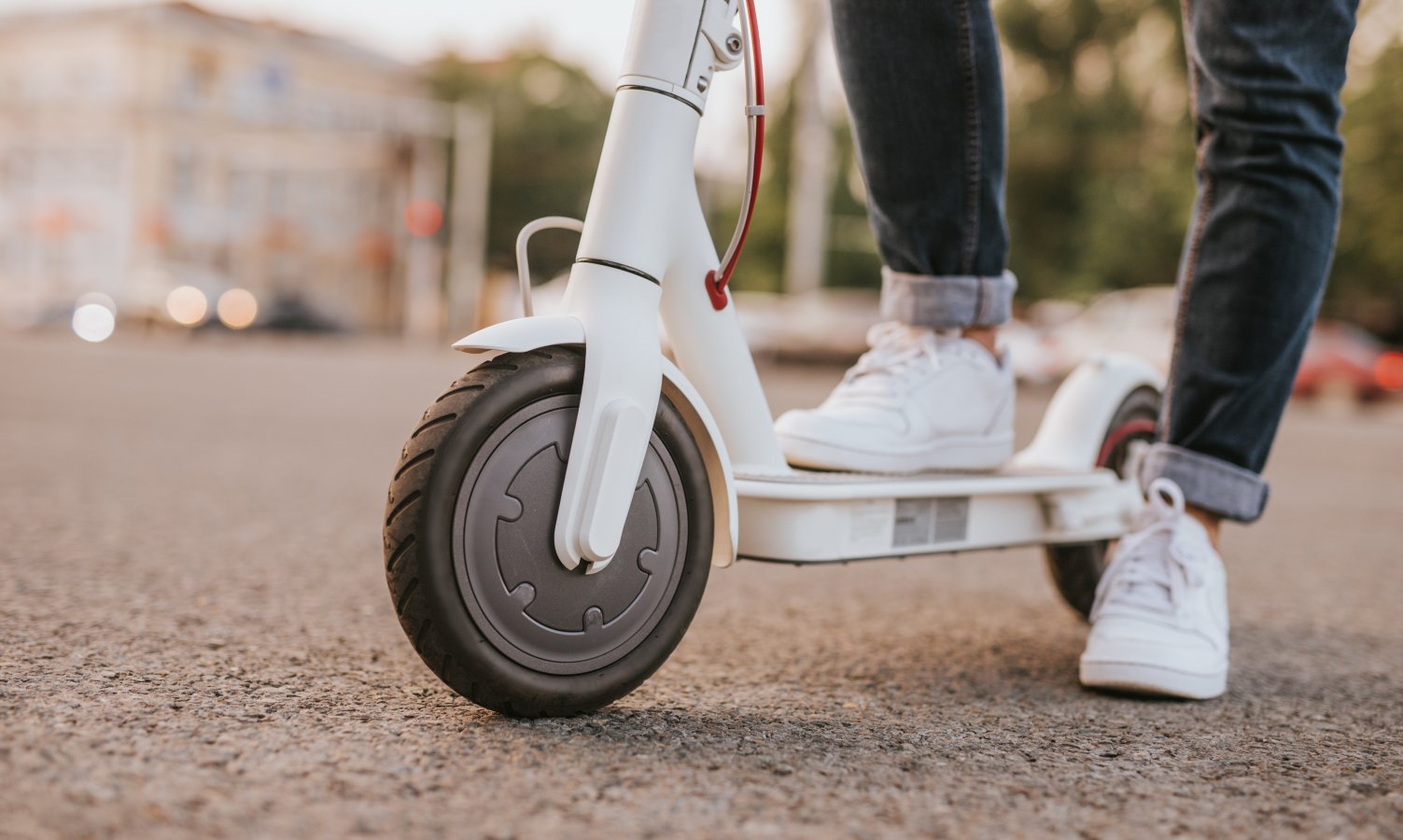 Image de 15 - 18 ans. L'un des atouts majeurs de la trottinette électrique est, sans conteste, sa nature écologique. En tant qu'utilisateur, j'apprécie la réduction significative de mon empreinte carbone lors de mes trajets quotidiens. Le passage à une trottinette électrique constitue un pas concret vers des choix de transport plus durables, contribuant ainsi à la préservation de l'environnement. La praticité de la trottinette électrique se révèle également inestimable. Elle offre une solution de mobilité flexible, parfaitement adaptée aux déplacements courts en milieu urbain. En partageant mes expériences sur le forum, je souligne l'efficacité de ces engins pour éviter les embouteillages et les retards, rendant mes trajets quotidiens plus fluides et plus rapides. La question financière constitue un autre aspect déterminant. En comparaison avec d'autres modes de transport, la trottinette électrique se révèle souvent plus économique à long terme. En tant qu'utilisateur avisé, j'apprécie les économies réalisées sur les coûts d'essence, de stationnement et d'entretien par rapport à des véhicules traditionnels. La compacité des trottinettes électriques s'avère être un avantage pratique indéniable. Ma capacité à plier ma trottinette et à la transporter aisément dans les transports en commun ou à la ranger discrètement dans des espaces restreints me confère une liberté de mouvement précieuse. Cette adaptabilité contribue à intégrer harmonieusement la trottinette électrique dans ma vie quotidienne. Sur le plan de la santé, l'utilisation régulière de la trottinette électrique offre une option de transport active. En partageant mon expérience personnelle, je note l'impact positif sur ma condition physique et ma vitalité globale. Opter pour une trottinette électrique représente ainsi un choix doublement bénéfique en favorisant à la fois ma mobilité et ma santé. Le facteur divertissement n'est pas à négliger. En tant qu'utilisateur de trottinette électrique, je ressens un sentiment de plaisir lors de mes déplacements. L'association de la vitesse et de la maniabilité crée une expérience unique, transformant mes trajets quotidiens en moments ludiques et énergisants. Un aspect moins évident mais néanmoins crucial est le rôle des trottinettes électriques dans la décongestion urbaine. En partageant mes réflexions sur le forum, j'observe comment ces engins contribuent à alléger le trafic en offrant une alternative efficace pour les courtes distances. Cette décongestion a un impact positif sur l'environnement urbain en réduisant la pression sur les infrastructures routières. En abordant la question de la connectivité, la trottinette électrique s'inscrit dans l'ère de la mobilité intelligente. Les applications intégrées, permettant de localiser et de déverrouiller la trottinette, ajoutent une couche de commodité à l'expérience utilisateur. En partageant ces fonctionnalités sur le forum, je mets en lumière la manière dont la technologie contribue à rendre l'utilisation de la trottinette électrique intuitive et interactive. Cependant, il est essentiel d'aborder les défis potentiels. La sécurité constitue une préoccupation majeure, et en tant qu'utilisateur engagé, je souligne l'importance du respect des règles de conduite et de l'adoption d'équipements de protection. Éduquer la communauté sur ces aspects renforce la perception positive des trottinettes électriques. En conclusion, les avantages d'acquérir une trottinette électrique sont multiples et façonnent l'avenir de la mobilité urbaine. En partageant mon expérience et en échangeant avec la communauté du forum, je contribue à la diffusion d'informations précieuses qui peuvent guider d'autres utilisateurs dans leur choix. La trottinette électrique représente bien plus qu'un moyen de transport ; c'est une invitation à repenser notre manière de nous déplacer, en alliant praticité, durabilité et plaisir.