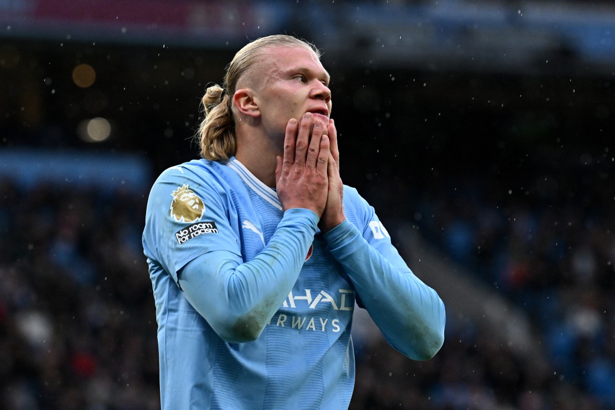 Image de Football. L'anticipation et l'excitation entourant la quête de la Coupe du Monde des Clubs par Manchester City ont été tempérées par l'incertitude entourant leur attaquant vedette, Erling Haaland. Avec 19 buts à son actif cette saison, l'absence de Haaland lors des derniers matchs en raison d'une blessure au pied suscite des inquiétudes quant à sa disponibilité pour le prochain affrontement de Premier League contre Crystal Palace et la campagne ultérieure de la Coupe du Monde des Clubs en Arabie saoudite. Blessure et traitement de Haaland L'absence de Haaland lors de la victoire du week-end dernier à Luton et de la victoire en milieu de semaine contre Red Star Belgrade a laissé à Pep Guardiola une décision cruciale à prendre. L'attaquant, actuellement en traitement à Marbella, en Espagne, est incertain pour la Coupe du Monde des Clubs, jetant une ombre sur la quête de City d'ajouter un autre trophée à leur impressionnante collection. Déclaration et évaluation de Guardiola Le manager Pep Guardiola a donné des éclaircissements sur la situation de Haaland, indiquant que la disponibilité de l'attaquant dépendrait d'une évaluation médicale. Guardiola a déclaré que Haaland serait examiné par les médecins du club à son retour à City, et une décision sur sa participation aux prochains matchs serait prise en conséquence. L'optimisme prudent de Guardiola était évident dans sa déclaration de vendredi : "Il a reçu des soins à l'extérieur. Espérons qu'il puisse se rendre en Arabie saoudite, et nous verrons s'il est en mesure de jouer dans le premier match ou le deuxième, ou à notre retour. Je ne pense pas qu'il jouera (contre Palace), mais peut-être qu'il me surprendra." Ambitions de City pour la Coupe du Monde des Clubs Alors que City vise à se rendre en Arabie saoudite après le match contre Crystal Palace, leur concentration ne se limite pas seulement à la Premier League, mais aussi à la prestigieuse Coupe du Monde des Clubs. Champions européens et anglais en titre, City aspire à ajouter ce titre à leur triplé de trophées de la saison dernière, mais l'incertitude entourant la forme physique de Haaland ajoute un élément d'imprévisibilité à leurs aspirations. Le chemin à parcourir City est programmé pour affronter une demi-finale contre le Leon mexicain ou les Urawa Red Diamonds japonais, avec la possibilité d'une finale ou d'un match de classement trois jours plus tard. L'issue de l'évaluation de Haaland influencera sans aucun doute les décisions tactiques de Guardiola et la performance globale de l'équipe lors de ces matchs cruciaux. Au milieu de cette incertitude, City se prépare à affronter Crystal Palace sans Haaland, une équipe que, malgré ses récents revers, Guardiola reconnaît comme un adversaire redoutable. Le leadership vétéran de Roy Hodgson ajoute une dimension intéressante au match, incitant Guardiola à réfléchir à la longévité des carrières d'entraîneurs. Alors que le monde du football observe la récupération de Haaland et la performance de City, la question persiste : Comment ces défis vont-ils influencer la quête de gloire de Manchester City en Premier League et à la Coupe du Monde des Clubs, et quel rôle Haaland jouera-t-il dans le façonnement du résultat de ces matchs cruciaux ? Seul le temps nous le dira.