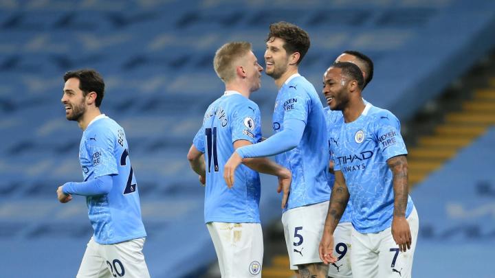 Image de Football. Dans un affrontement très attendu, Manchester City a fait face à Crystal Palace, exposant à la fois sa puissance et ses vulnérabilités. Le match s'est déroulé avec une équipe de City apparemment dominante, assurant une avance de 2-0 grâce à des buts de Grealish et Lewis. Le jeu de passes complexe et la possession incessante ont montré la volonté de City d'imposer son contrôle. Cependant, Palace, souvent qualifié de chien fou résilient, avait d'autres projets. Le tir de Mateta à la 76e minute et le penalty spectaculaire d'Olise à la 95e minute ont laissé City abasourdi, entraînant un match nul 2-2. L'effondrement tardif faisait écho aux récentes difficultés de City à conserver des avances contre des adversaires redoutables. Les compositions tactiques ont révélé la formation 4-3-3 de City, avec des performances exceptionnelles de Foden, Alvarez et Grealish. Palace, adoptant une configuration 5-4-1, a montré une force défensive, leur permettant de capitaliser sur les contres. La première mi-temps a été dominée par City, avec le but de Grealish validé après un examen VAR. Alvarez et Gvardiol ont failli étendre l'avance, soulignant le contrôle de City. Cependant, Palace a laissé entrevoir sa menace, avec un coup franc d'Olise mettant à l'épreuve Ederson. Le tournant s'est produit en seconde période, Lewis scellant apparemment le match pour City. Cependant, la résurgence tardive de Palace, menée par Mateta et Olise, a exposé la vulnérabilité de City, entraînant à nouveau une perte de points. Au coup de sifflet final, la réalisation que City avait gaspillé une autre avance était palpable. La récurrence des effondrements tardifs contre des adversaires de haut niveau soulevait des questions sur les aspirations au titre de City. Le voyage imminent en Club World Cup ajoute une pression supplémentaire, City risquant potentiellement de se retrouver à neuf points derrière les leaders de Liverpool à leur retour. L'analyse d'après-match a examiné les lacunes défensives de City, la forme de Grealish et l'impact des absences clés comme celle de Haaland. La déception parmi les supporters de City était palpable, se demandant si le titre leur échappait alors qu'ils voyaient leur équipe abandonner des points cruciaux. Dans les derniers moments, une question pertinente se pose : Manchester City peut-il se remettre et effectuer un retour dans la course au titre, ou sont-ils destinés à voir leurs rêves de championnat leur échapper ? Seul le temps dévoilera les réponses à mesure que la saison avance.