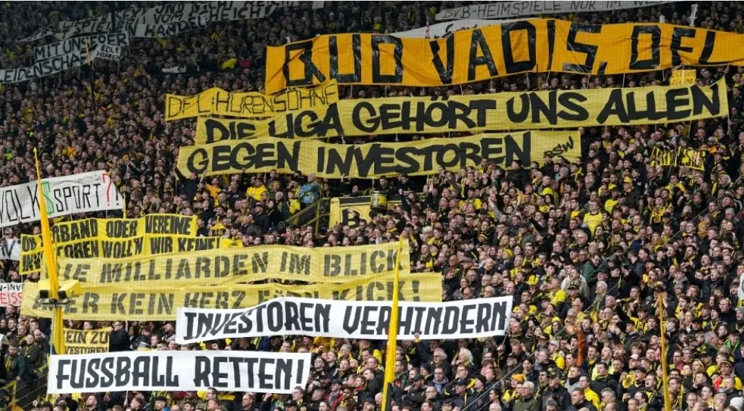 Image de Football. Dans une démarche audacieuse visant à sauvegarder l'essence du football allemand, des groupes de supporters et des ultras de clubs de Bundesliga, dont des géants tels que le Bayern Munich et le Borussia Dortmund, ont annoncé leur intention d'observer un silence de 12 minutes lors des prochains matchs. Ce geste symbolique souligne le rôle des supporters en tant que 12e joueur proverbial dans une équipe de football, mettant en avant leur influence sur le sport. La protestation est une réponse au plan controversé de la Bundesliga de vendre une part des revenus de la télévision et du marketing à un investisseur externe. Ces clubs de supporters, traditionnellement connus pour leur soutien fervent, expriment leur inquiétude quant à la dilution potentielle des valeurs fondamentales du football allemand. Dans une déclaration commune, les groupes affirment : "Nous ne sommes pas prêts à rester les bras croisés pendant que le football allemand est bradé." Ce sentiment reflète la crainte que l'influence d'un investisseur puisse privilégier le visionnage à la télévision au détriment de l'expérience des supporters dans les stades. Les stades de la Bundesliga sont réputés pour leurs atmosphères vibrantes, leurs tribunes pleines et leurs foules passionnées. Les groupes de supporters soutiennent que cette culture unique des supporters est un aspect clé de la stratégie marketing de la ligue. Ils la considèrent comme leur "arme principale" pour préserver l'identité de la Bundesliga dans un paysage médiatique en évolution. Historiquement, les protestations des supporters ont été efficaces pour façonner les politiques de la Bundesliga. Notamment, des manifestations passées ont conduit à l'abolition des coups d'envoi impopulaires du lundi soir, démontrant la capacité des supporters à influencer les décisions de la ligue. Les récentes protestations font suite à un vote serré des clubs des deux premières divisions du football masculin allemand, autorisant la poursuite des négociations permettant à une société d'investissement d'acquérir un pourcentage des revenus futurs de la télévision et du marketing. La ligue affirme que la part maximale offerte serait de 8% sur 20 ans, avec plusieurs parties intéressées prises en considération. Les responsables de la ligue soutiennent que l'influence de l'investisseur serait limitée à une assistance en matière de marketing et que le revenu supplémentaire permettrait à la Bundesliga de se moderniser dans un marché médiatique en évolution, de plus en plus axé sur les services de streaming. Alors que la Bundesliga se trouve à un carrefour entre tradition et évolution commerciale, la question qui se pose est la suivante : La ligue peut-elle trouver un équilibre préservant sa culture unique des supporters tout en saisissant les opportunités présentées par la modernisation ? La réponse à cette question façonnera le paysage futur du football allemand.