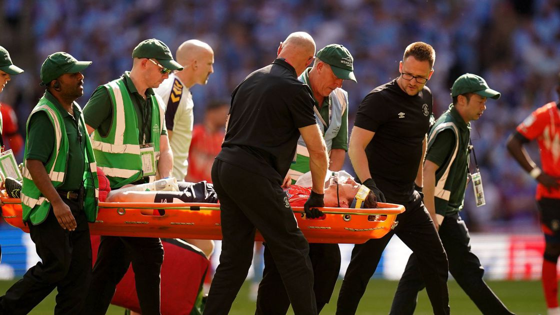 Image de Football. Ce dernier, le monde du football a été secoué par un événement dramatique lors du match de Premier League opposant Bournemouth à Luton Town. Tom Lockyer, le capitaine de Luton, s'est effondré de manière inattendue au milieu du terrain, provoquant l'arrêt brutal de l'affrontement qui avait atteint un score de 1-1 à la 58e minute. L'image du défenseur tombant dans le cercle central sans qu'aucun adversaire ne soit à proximité a immédiatement suscité l'inquiétude parmi les joueurs, le personnel médical et les supporters présents au Vitality Stadium. Les médecins ont rapidement convergé vers Lockyer pour lui fournir les premiers soins, et le joueur a été allongé sur le terrain, créant une atmosphère tendue et inquiète dans le stade. Selon les informations de Sky Sports, malgré l'incident dramatique, Tom Lockyer était "alerte et réactif" pendant le traitement sur le terrain. Cette nouvelle a soulagé de nombreux supporters qui suivaient l'événement en direct et sur les réseaux sociaux. Cependant, le choc de la situation a conduit à une décision inévitable : l'annulation du match. Les autorités du football et les responsables du club ont pris cette décision difficile afin de garantir la santé et le bien-être de tous les acteurs impliqués. Le commissaire du match a officiellement annoncé l'annulation, mettant ainsi fin à ce qui aurait pu être un affrontement épique entre les deux équipes. Sur les réseaux sociaux, le compte officiel de Luton Town a partagé la nouvelle en déclarant : "Le rendez-vous entre l'AFC Bournemouth et Luton Town a été suspendu. Toutes nos pensées sont avec Tom Lockyer en ce moment." Les messages de soutien et de prières ont afflué de la part de supporters, de joueurs, et de clubs rivaux, soulignant la solidarité qui caractérise le monde du football dans des moments difficiles. Alors que la priorité immédiate est la santé et le rétablissement de Tom Lockyer, cet incident amène également à réfléchir sur la question cruciale de la gestion des urgences médicales sur le terrain et des protocoles de sécurité. Les débats sur la nécessité de disposer de moyens médicaux plus avancés lors des matchs de football professionnel pour assurer une intervention rapide en cas de situations d'urgence peuvent surgir. En conclusion, ce moment tragique à Bournemouth a non seulement suspendu un match, mais il a également mis en lumière des questions importantes liées à la sécurité des joueurs sur le terrain. Alors que la communauté du football souhaite un prompt rétablissement à Tom Lockyer, la question persiste : comment le football peut-il mieux se préparer et réagir face à de telles situations médicales imprévues ?