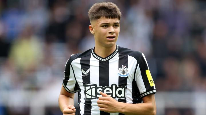 Image de Football. Dans un revirement spectaculaire, le jeune Lewis Miley, âgé de 17 ans, a inscrit son nom dans les annales de Newcastle en marquant son premier but en Premier League. Le jeune talent a joué un rôle clé dans la victoire 3-0 de Newcastle contre Fulham, un match marqué par des événements significatifs, notamment l'exclusion précoce de Raul Jimenez de Fulham. Le match a pris un tournant dramatique à la 22e minute lorsque Raul Jimenez, attaquant de Fulham, a reçu un carton rouge direct pour un tacle dangereux sur Sean Longstaff. Cet événement a laissé Fulham avec 10 joueurs, modifiant le cours du match. Malgré les récentes victoires consécutives de Fulham par 5-0, le carton rouge s'est avéré être un tournant. Newcastle a tiré parti de son avantage numérique et a failli ouvrir le score lorsque Anthony Gordon a frappé la barre transversale. Cependant, la première mi-temps a été difficile pour les deux équipes, Newcastle subissant deux coups supplémentaires avec les sorties forcées de Fabian Schar et Joelinton en raison de problèmes musculaires. Face à l'adversité, le jeune remplaçant Lewis Miley est apparu comme le héros de Newcastle, faisant preuve de calme et de talent en marquant son premier but en Premier League 10 minutes après le début de la deuxième mi-temps. La réalisation bien maîtrisée de Miley a donné le ton pour le reste du match. La dynamique s'est maintenue pour Newcastle, avec Miguel Almiron et Dan Burn ajoutant au score. Cette victoire a marqué la septième victoire consécutive de Newcastle à domicile, consolidant leur solide performance sur leur terrain. Cependant, le triomphe n'a pas été sans ses défis, car les blessures ont affecté l'effectif de Newcastle. La sortie prématurée de Fabian Schar à la 11e minute en raison d'une blessure aux ischio-jambiers a mis à l'épreuve la résilience de l'équipe. Pendant ce temps, Fulham a dû faire face aux conséquences du carton rouge de Jimenez, les laissant en infériorité numérique. Le match s'est déroulé comme un récit de fortunes contrastées, avec la performance énergique de Newcastle et le revers de Fulham soulevant des questions sur l'impact des moments clés sur l'issue d'un match. Le mélange de talent jeune, de joueurs expérimentés et de défis imprévus a dressé un tableau vivant de la nature imprévisible du football. Alors que le coup de sifflet final retentissait et que Newcastle célébrait sa victoire, on ne peut s'empêcher de se demander quelles pourraient être les trajectoires futures des deux équipes lors des prochains matchs. Les questions persistent : le début prometteur de Lewis Miley peut-il être un catalyseur pour le succès futur, et comment Fulham se remettra-t-il du revers ? La belle imprévisibilité du football nous laisse avec des incertitudes et une anticipation pour le prochain chapitre de cette narration en évolution.