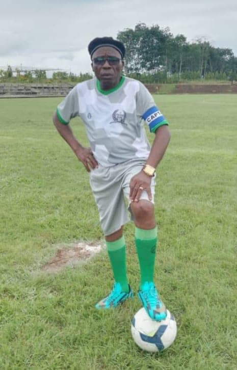 Image de Célébrités. Belle photo de Michel Gohou en maillot de sport, brassard de capitaine, montre, bague et lunette qui suscite une vague de curiosité. La légende énigmatique "Demain je vous explique le reste !!!" alimente les spéculations et titille la curiosité du public. Entre humour et mystère, la photo témoigne du talent de l'acteur ivoirien à captiver son audience. Selon vous, quelle est cette explication tant attendue que Michel Gohou partagera demain?