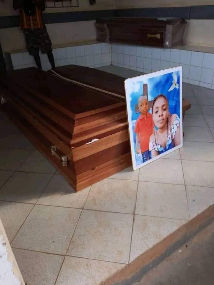 Troisième Image de Faits Divers. L'onde de choc d'un drame national : le meurtre brutal d'une enseignante et de son fils à Gbatongoin, en Côte d'Ivoire Le mois de novembre 2023 a marqué un sombre tournant pour la communauté de Gbatongoin, un petit village de l'ouest de la Côte d'Ivoire, suite au meurtre tragique d'une institutrice dévouée et de son fils. Leur inhumation, qui a eu lieu ce week-end, a plongé toute une nation dans le deuil et l'indignation. L'assassinat choquant de cette enseignante aimée et respectée, accompagnée de son jeune fils, a suscité une vague d'émotion à travers le pays, touchant profondément le cœur de la population ivoirienne. Le corps enseignant, consterné par la perte tragique d'une de ses membres, a exprimé sa solidarité et sa colère face à cette violence impensable qui a frappé l'éducatrice dévouée et son enfant innocent. La communauté toute entière reste sous le choc et continue de chercher des réponses à cet acte odieux. Les rues résonnent encore des conversations où chacun tente de comprendre ce qui a pu mener à un tel drame. Les médias ont relayé en boucle les détails tragiques de ce crime abominable, alimentant à la fois l'indignation et la quête de justice. Les autorités, mobilisées face à cet événement tragique, ont promis une enquête rigoureuse pour identifier et traduire en justice les responsables de ce crime insensé. La pression sociale monte alors que la population exige des réponses rapides et des mesures concrètes pour prévenir de futurs actes de violence similaires. Cependant, malgré la volonté d'obtenir des réponses immédiates, le temps seul pourra apaiser les cœurs meurtris des proches, des collègues et de tous ceux qui ont connu l'institutrice et son fils. Les cicatrices laissées par cette perte tragique ne pourront être effacées que par la douce empreinte du temps et par un soutien continu de la part de la communauté et des autorités. Au-delà de l'aspect individuel de cette perte, c'est toute une nation qui ressent cette tragédie comme une plaie béante. Ce meurtre barbare a soulevé des questions plus larges sur la sécurité des citoyens, en particulier des personnels de l'éducation, et sur la nécessité de renforcer les mesures de protection dans les communautés, en veillant à ce que de tels actes odieux ne se reproduisent jamais. En honorant la mémoire de cette enseignante dévouée et de son fils, la nation ivoirienne unit ses forces dans un deuil commun, mais aussi dans une détermination à lutter contre la violence sous toutes ses formes. L'héritage de cette enseignante sera celui d'une éducation qu'elle a incarnée avec passion et dévouement, un legs qui continuera d'inspirer les générations futures. En fin de compte, seule la justice, accompagnée de mesures préventives et d'une solidarité nationale, pourra apporter une certaine forme de soulagement à cette tragédie. Mais même au-delà des mesures officielles, c'est l'unité et le soutien mutuel au sein de la société qui aideront à guérir les plaies béantes laissées par ce drame inqualifiable.