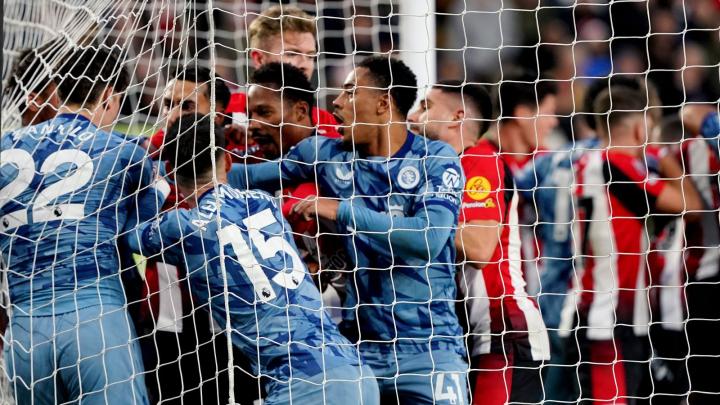 Image de Football. Dans une rencontre palpitante et chaotique, Aston Villa a orchestré une remontée tardive pour s'assurer une victoire 2-1 contre Brentford, laissant les fans de football au bord de leurs sièges. Le match, disputé le 17 décembre 2023, sera mémorable non seulement pour le tournant dramatique des événements sur le terrain, mais aussi pour les controverses qui ont éclaté pendant et après le jeu. Le Tournant : L'Expulsion de Ben Mee Le tournant du match s'est produit à la 71e minute lorsque le défenseur de Brentford, Ben Mee, a reçu un carton rouge. Le renvoi de Mee semblait allumer une étincelle chez Aston Villa, déclenchant un retournement de situation énergique dans le jeu. Les événements ultérieurs se sont déroulés rapidement, mettant en lumière la nature imprévisible du football. L'Égalisation d'Alex Moreno Saisissant l'opportunité offerte par l'avantage numérique, Alex Moreno d'Aston Villa a eu un impact significatif en marquant le but égalisateur à la 77e minute. La tension et l'excitation ont atteint de nouveaux sommets alors que les deux équipes se battaient farouchement pour le contrôle sur le terrain. Le But Tardif d'Ollie Watkins et sa Célébration Controversée Le climax du match est survenu à la 85e minute lorsque Ollie Watkins, jouant contre son ancien club, a marqué de la tête de manière décisive. Cependant, la célébration de Watkins a suscité la controverse alors qu'il se tenait à l'intérieur du but, pointant du doigt un supporter de Brentford dans les tribunes locales. Le geste a entraîné une bagarre entre les joueurs des deux côtés, ajoutant une autre couche de drame à un match déjà intense. Watkins a ensuite révélé que sa célébration était alimentée par des "insultes personnelles" d'un supporter de Brentford. Bien que les commentaires n'aient pas été de nature raciale, ils ont touché des aspects sensibles de la vie personnelle de Watkins, exposant le tribut émotionnel que les athlètes professionnels endurent parfois. Les Conséquences : Le Carton Rouge de Boubacar Kamara et d'Autres Échauffourées Comme si le match n'avait pas déjà vu assez de drame, les tensions ont encore monté en flèche dans le temps additionnel. Le gardien de Villa, Emiliano Martinez, a été impliqué dans une altercation avec Neal Maupay de Brentford, entraînant une autre échauffourée sur le terrain. Le chaos a culminé à la 97e minute lorsque Boubacar Kamara de Villa a reçu un carton rouge. Le coup de sifflet final a retenti, marquant la fin d'un affrontement enflammé qui a vu deux cartons rouges, 10 avertissements et les deux entraîneurs recevoir des avertissements. Les scènes post-match ont reflété l'intensité et l'animosité qui s'étaient déroulées sur le terrain. Aston Villa est sorti victorieux, assurant ainsi sa troisième victoire consécutive en championnat et montant momentanément à la deuxième place au classement. Cependant, le match sera mémorable non seulement pour le spectacle footballistique, mais aussi pour les controverses, les émotions et les conflits qui ont éclaté. Alors que les passionnés de football réfléchissent à cette montagne russe de jeu, on ne peut s'empêcher de se demander : comment ces événements vont-ils influencer les deux équipes pour le reste de la saison, et quelles leçons peut-on tirer de cette rencontre intense ?