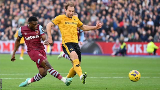 Image de Football. La performance clinique de Mohammed Kudus a assuré à West Ham une avance de deux buts contre les Wolves en une demi-heure, avec deux finitions impitoyables en contre-attaque, avant le troisième but de Jarrod Bowen qui a tué tout espoir de retour des visiteurs. Cette victoire importante pour les Hammers prépare le terrain pour une série de matches difficiles à venir. Dans une victoire éclatante de 3-0, West Ham a dominé les Wolves de manière emphatique, même si les statistiques peuvent sembler clémentes pour les visiteurs. Les Hammers n'ont pas écrasé leurs adversaires dans les colonnes statistiques, mais ils ont toujours semblé contrôler le jeu contre une équipe inoffensive et vulnérable. Mohammed Kudus a porté son équipe à deux buts en une demi-heure avec deux finitions impitoyables en contre-attaque orchestrées par Lucas Paqueta, avant d'assister Jarrod Bowen pour le troisième but qui a anéanti tout espoir de retour des Wolves. Pablo Sarabia a marqué un but à un moment donné, mais il a été justement refusé pour hors-jeu par la VAR, les Wolves semblant dépourvus de toute créativité offensive pendant une grande partie du match. La victoire des Hammers les place au septième rang, au moins momentanément, à égalité de points avec Manchester United et à seulement sept points des places de la Ligue des champions de l'UEFA. Cependant, les Wolves restent 13es, ratant l'occasion de capitaliser sur les défaites de Brentford et Fulham. Vladimir Coufal a semblé chanceux de rester sur le terrain après avoir percuté Jean-Ricner Bellegarde avec un bras en avant lors d'un défi inutilement agressif haut sur le terrain. Cependant, il n'a même pas écopé d'un carton jaune. Gary O'Neil serait plus tard averti en première mi-temps principalement par frustration, mais en dehors de la décision controversée sur Coufal, le manager des Wolves ne peut blâmer que son équipe pour le déficit de deux buts, car ils ont été complètement dominés en première période. Bellegarde était l'un des deux changements apportés par O'Neil à son onze de départ, mais c'est l'inclusion forcée de Dan Bentley qui a posé plus de problèmes. Un changement surprise après la blessure à l'épaule de Jose Sa, Bentley ne semblait pas avoir la même autorité dans sa surface de réparation que le remplaçant Lukasz Fabianski à l'autre extrémité. Il semblait souvent pris entre deux décisions lorsque le ballon arrivait, laissant sa défense gérer des livraisons qu'il aurait pu attraper, et il a été trop facilement évité sur les premier et troisième buts. Matheus Cunha a été le seul éclat positif pour les Wolves, le buteur de la semaine dernière cherchant constamment à faire avancer son équipe avec le ballon, mais ses coéquipiers offraient peu de solutions à cette positivité. Le précédemment très performant Hwang Hee-chan a été bien surveillé par la défense de West Ham et n'a jamais semblé pouvoir ajouter à ses huit buts en championnat cette saison. Les Wolves étaient parfois menaçants en contre-attaque, mais leur jeu de construction plus structuré était rarement plus dynamique que pédestre. POINT DE DISCUSSION : LES HAMMERS NE MONTRENT AUCUN SIGNE DE FATIGUE Si vous deviez deviner quelle équipe avait été engagée en Ligue Europa moins de 72 heures avant le coup d'envoi au London Stadium, vous ne diriez certainement pas les hôtes. Avec seulement un changement par rapport à l'équipe qui a battu Fribourg, West Ham n'était pas au top dès la première minute, mais après avoir évalué les visiteurs, ils ont rapidement passé à une vitesse qui a surclassé les Wolves. Le milieu de terrain était une porte tournante constante pour amener rapidement le ballon aux pieds de leurs créateurs en attaque, et les trois attaquants étaient tous en lice pour le joueur du match. Kudus courait avec détermination à chaque fois qu'il avait le ballon et était un cauchemar pour Tito Gomes, le dépassant simplement pour le deuxième but de West Ham et attirant plus tard un carton jaune en première mi-temps, lorsque l'arrière latéral frustré l'a simplement poussé au sol après avoir été battu pour la énième fois. De même, Bowen trouvait constamment de l'espace dans la défense des Wolves et aurait pu marquer plus d'un but mais se hissait malgré tout à la troisième place ex-aequo de la course au soulier d'or. À égalité avec Son Heung-Min, avec seulement Mohammed Salah et Erling Haaland devant. HOMME DU MATCH : LUCAS PAQUETA Paqueta a eu l'occasion de marquer en fin de match alors qu'il se précipitait pour un face-à-face avec Bentley, mais il a semblé ralentir en supposant (à tort) qu'il était hors-jeu avant que Max Kilman ne dissipe tout doute avec un tacle cinglant pour tuer l'attaque. Mais cela n'enlève rien aux trois passes décisives avec lesquelles il a terminé le match, y compris un travail magistral pour le premier but de Kudus. Alors que West Ham repoussait un corner, il recevait initialement la possession isolée et faisait superbement à la fois pour conserver le ballon et faire avancer l'attaque, avant de donner à Kudus le reste à faire. Il a ensuite ouvert la défense des Wolves avec une seule passe pour créer le deuxième but et a obtenu une ovation debout lorsque son travail de l'après-midi a été terminé.