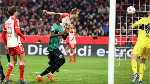 Image de Football. Harry Kane poursuit sa série de buts en Bundesliga, dépassant la barre des 20 buts pour la saison alors que le Bayern Munich a facilement vaincu Stuttgart lors d'un affrontement dimanche soir. Depuis son transfert estival de Tottenham, Kane trouve régulièrement le chemin des filets, mettant en avant sa redoutable habileté à marquer des buts. La pression pesait sur le Bayern, après une défaite décourageante de 5-1 contre l'Eintracht Frankfurt la semaine précédente. Cependant, toutes les inquiétudes ont été rapidement dissipées lorsque Kane a ouvert le score en moins de deux minutes, profitant d'une passe bien ajustée de Leroy Sané pour pousser le ballon dans le filet. Malgré une possession de balle plus importante pour Stuttgart au cours du match, le Bayern constituait constamment une menace plus grande, grâce aux courses éclair, avec ou sans ballon, de Leroy Sané, associées aux passes astucieuses de Thomas Müller. Kane est resté une menace constante tout au long du match. À la 25e minute, le Bayern a eu l'occasion de doubler son avance lorsque Kim Min-Jae a marqué de la tête sur un coup franc d'Aleksandar Petrovic. Cependant, une erreur de la VAR a confirmé la décision de hors-jeu initiale de l'arbitre de touche, refusant ainsi au Bayern un deuxième but. Kane a accru l'avance dix minutes après le début de la seconde mi-temps, marquant de près après que Kim a remis de la tête le corner de Pavlovic. Ce jalon marquait le 20e but de Kane en seulement 14 matchs, établissant un record remarquable. Un troisième but a suivi sur un coup de pied arrêté de Pavlovic, avec la tête de Kim déviant au-delà d'Alexander Nubel grâce à Anthony Rouault. Cette victoire maintient le Bayern à quatre points des leaders de la ligue, le Bayer Leverkusen, avec un match en moins. DISCUSSION - PAVLOVIC À LA HAUTEUR Le jeune milieu de terrain s'avère être un joueur remarquablement calme. Faisant seulement sa deuxième titularisation à l'âge de 19 ans, un âge relativement avancé compte tenu de la régularité de Musiala à cette époque, il a joué avec assurance au poste de milieu défensif pour l'équipe bavaroise. Il devrait jouer davantage cette saison, surtout avec le départ potentiel de Joshua Kimmich de l'Allianz Arena en janvier. Le partenariat entre Kimmich et Leon Goretzka a été largement critiqué, ce qui rend l'émergence de Pavlovic d'autant plus opportune. On dit que Thomas Tuchel envisage de recruter un numéro six, mais la direction du Bayern pourrait lui dire qu'il en a déjà un. À l'instar d'Owen Hargreaves il y a de nombreuses années, il prend également la responsabilité des situations de balle arrêtée, où sa livraison ce soir était magnifique. La trajectoire incurvée de ses centres a permis à Kim de marquer le but qui n'a jamais été validé en première mi-temps, puis au défenseur central de marquer sur un corner pour le troisième, ainsi qu'une pré-assist pour le deuxième but de Kane. Souvent, devenir titulaire au Bayern est rapidement suivi par une place dans l'équipe allemande, et aussi prématuré que cela puisse paraître, il pourrait même être un ajout de dernière minute au groupe de Hansi Flick pour l'Euro l'été prochain. HOMME DU MATCH - KIM MIN-JAE (BAYERN MUNICH) L'international sud-coréen, tout comme ses coéquipiers défenseurs, avait connu une nuit à oublier à Francfort la semaine dernière, lorsque les supporters du Bayern auraient regretté que lui et ses coéquipiers ne soient pas à la hauteur de légendes telles que Der Kaieser, Klaus Augenthaler, Lucio et Javi Martinez. Aujourd'hui, il a semblé être un défenseur central dominant, éteignant les ballons vers les attaquants et étant une force indomptable dans les airs des deux côtés.