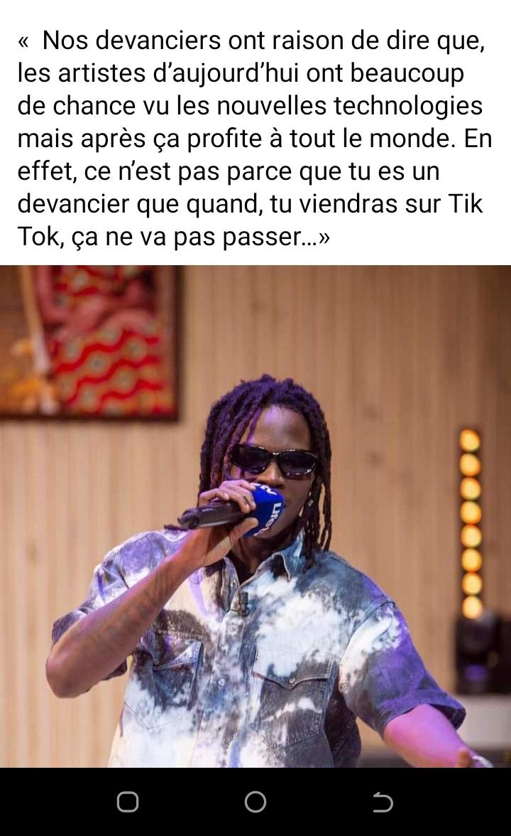 Quatrième Image de Célébrités. Le sujet de ce texte est la perspective de Paulo Chakal sur les avantages et les opportunités offerts aux artistes contemporains grâce aux nouvelles technologies, notamment à travers des plateformes comme TikTok. Chakal reconnaît que les artistes actuels bénéficient de privilèges grâce à ces outils modernes, mais il souligne également que l'accès à ces plateformes n'est pas exclusif aux générations antérieures. Il remet en question l'idée que les artistes plus âgés seraient incapables de s'adapter ou de réussir sur ces nouvelles plateformes. En défendant l'idée que la technologie offre des opportunités à tous les artistes, il met en lumière l'évolution des possibilités créatives dans le contexte numérique actuel.