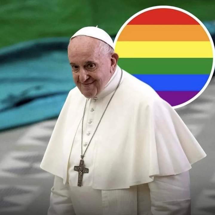 Image de Religion. La décision historique du Vatican, annoncée ce lundi, marque un tournant majeur dans la position de l'Église catholique envers les couples de même sexe et ceux "en situation irrégulière". Cette autorisation officielle de bénédiction, bien que soumise à des conditions spécifiques, représente une évolution significative de la doctrine catholique traditionnelle. L'annonce a suscité des réactions variées au sein de la communauté catholique et dans le monde entier. Certains la perçoivent comme une avancée vers l'inclusivité et l'acceptation, soulignant l'importance de reconnaître et de célébrer l'amour dans toutes ses formes. D'autres, en revanche, expriment des réserves quant à cette décision, arguant que cela pourrait être perçu comme un changement radical de la doctrine de l'Église et remettre en question ses principes fondamentaux. La possibilité de bénir les couples de même sexe et ceux "en situation irrégulière" ne sera pas intégrée dans la messe, mais plutôt lors de diverses cérémonies, telles que la visite de sanctuaires ou de lieux de pèlerinage, ainsi que lors de prières récitées en groupe. Cette distinction entre les moments de prière et la messe elle-même souligne la délicatesse de cette décision pour concilier la tradition avec l'évolution sociale et culturelle contemporaine. Pour certains membres de la hiérarchie catholique, cette nouvelle directive représente un équilibre entre la miséricorde et la fidélité aux enseignements de l'Église. Ils soulignent l'importance de ne pas exclure les personnes en raison de leur orientation sexuelle ou de leur situation, mais plutôt de leur offrir des signes de bénédiction et d'accompagnement spirituel dans leur parcours de foi. Cependant, cette décision ne s'est pas faite sans controverses. Certains groupes conservateurs au sein de l'Église catholique voient cela comme une remise en question des enseignements établis depuis des siècles. Ils s'inquiètent que cette évolution puisse éroder les valeurs fondamentales de l'Église et semer la confusion parmi les fidèles. Cette évolution de la position de l'Église catholique envers les couples de même sexe et ceux "en situation irrégulière" s'inscrit dans un contexte plus large de changements sociaux et culturels. Dans de nombreux pays, les droits des personnes LGBTQ+ sont de plus en plus reconnus et respectés, ce qui incite certaines institutions religieuses à réévaluer leurs perspectives et leurs pratiques. Néanmoins, cette décision du Vatican ne signifie pas un changement de doctrine sur le mariage sacramentel au sein de l'Église catholique. Le mariage demeure considéré comme une union sacrée entre un homme et une femme, et cette nouvelle directive ne remet pas en question cet enseignement fondamental. Cette évolution pourrait également avoir des répercussions sur les relations entre l'Église catholique et d'autres confessions religieuses, ainsi qu'avec la société civile. Elle soulève des questions sur la manière dont l'Église envisage son rôle dans un monde en constante évolution et comment elle s'adapte pour répondre aux besoins spirituels et moraux de ses fidèles. En fin de compte, cette décision du Vatican de permettre la bénédiction des couples de même sexe et ceux "en situation irrégulière" marque un moment important dans l'histoire de l'Église catholique. Elle suscite des débats, des réflexions et des questionnements sur la manière dont l'Église interagit avec les changements sociaux, tout en essayant de rester fidèle à ses principes et à sa mission spirituelle.