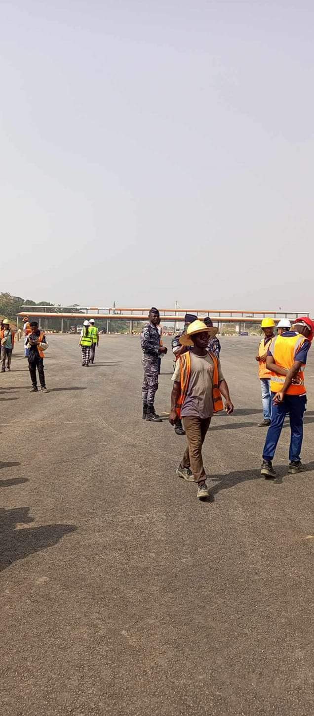 Troisième Image de Société. La crise qui secoue le chantier du 4ème pont d'Abidjan, reliant les communes de Yopougon et Plateau à travers Attéoubé et la lagune Ebrié, a atteint un point critique avec l'initiation d'une grève par les employés. Cette action découle de multiples revendications, principalement liées aux retards de paiement des salaires et à la quête de meilleures conditions de travail. L'impact de cette grève s'est fait ressentir de manière significative lors de la récente visite du Premier Ministre sur le chantier. Ce haut dignitaire, venu inspecter l'avancement des travaux et encourager l'équipe en charge du projet, s'est trouvé confronté à une atmosphère tendue et à des revendications exprimées bruyamment par les travailleurs en grève. Cette perturbation a incontestablement entaché la visite officielle et a souligné les problèmes préoccupants qui entravent l'avancement de ce projet majeur. La construction du 4ème pont d'Abidjan représente une entreprise colossale, non seulement en termes de logistique et d'ingénierie, mais aussi en importance stratégique pour la ville et le pays dans son ensemble. La liaison entre Yopougon et Plateau est cruciale pour améliorer la connectivité et réduire les embouteillages qui paralysent souvent la circulation dans cette métropole en pleine expansion. Cependant, ces ambitions louables sont désormais mises à mal par une série de problèmes persistants. Les ouvriers, se sentant lésés par des retards de paiement de leurs salaires, ont décidé de se mettre en grève pour attirer l'attention sur leurs conditions de travail précaires. Cette situation a également mis en lumière d'autres revendications telles que des heures supplémentaires non rémunérées, des questions de sécurité sur le chantier et un manque de mesures adéquates pour assurer le bien-être des travailleurs. La grève sur le chantier a des répercussions bien au-delà de la simple demande de paiement des salaires en retard. Elle soulève des questions plus larges concernant les normes de travail, les droits des employés et la gestion globale du projet. En perturbant la visite du Premier Ministre, cet incident a mis en évidence les tensions existantes et a posé un défi majeur aux autorités pour trouver une solution rapide et efficace. La réconciliation entre les parties prenantes est cruciale pour remettre le projet sur les rails. Il est impératif que les responsables gouvernementaux, les représentants syndicaux et les gestionnaires du chantier s'assoient autour de la table pour négocier des solutions concrètes. La résolution de ces problèmes requiert une approche équilibrée, prenant en compte à la fois les préoccupations légitimes des travailleurs et la nécessité de maintenir l'avancée des travaux pour le bien-être de la ville et de ses habitants. En parallèle, une réflexion plus approfondie sur les processus de paiement des salaires, les conditions de travail et la communication entre les parties impliquées dans ce projet de grande envergure est nécessaire. Il est crucial d'établir des mécanismes transparents et efficaces pour éviter de futures interruptions et assurer la progression régulière de la construction. Le 4ème pont d'Abidjan demeure une priorité incontestable pour la ville et le pays. Sa finalisation représente un jalon important pour l'infrastructure et le développement économique. Cependant, cette crise actuelle doit servir de catalyseur pour des changements significatifs et durables afin d'assurer le respect des droits des travailleurs, la bonne gestion du chantier et la réalisation réussie de ce projet crucial pour la Côte d'Ivoire.