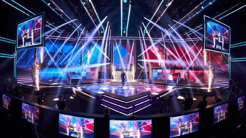 Image de Jeux Vidéo. L'Esports World Cup (EWC), un événement novateur propulsé par la fondation à but non lucratif du même nom, s'apprête à marquer le paysage mondial de l'esport. Loin d'être une simple compétition, l'EWC est un catalyseur pour faire de Riyad, la capitale de l'Arabie Saoudite, la plaque tournante incontestée du jeu vidéo et de l'esport. Un Ambitieux Projet Annoncé par le Prince Héritier L'annonce de la première édition de l'Esports World Cup, prévue pour l'été 2024, a été faite avec enthousiasme par Mohammed ben Salmane ben Abdelaziz, le Prince Héritier et Premier ministre de l'Arabie Saoudite, en octobre 2023. Pour lui, l'EWC représente la prochaine étape naturelle dans l'ascension de l'Arabie Saoudite vers le sommet de l'industrie mondiale du jeu vidéo et de l'esport. Cette compétition est conçue pour offrir une expérience sans précédent, défiant les normes établies. Un Festival de Huit Semaines, Tous Genres Confondus L'Esports World Cup s'étalera sur deux mois et rassemblera les clubs les plus prestigieux de la planète. Cette compétition multi-jeux englobera les grands titres compétitifs du moment, promettant des affrontements épiques et des cashprizes records. Les passionnés du monde entier pourront suivre les compétitions en direct, soit sur place, soit via des plateformes de streaming telles que Twitch. L'événement ne se limitera pas aux compétitions, offrant également aux visiteurs des expériences de divertissement uniques inspirées du monde du jeu vidéo. L'Esports World Cup : Un Chapitre Historique pour l'Esport En 2022, l'esport était déjà valorisé à plus d'1,5 milliard de dollars, devenant un acteur majeur dans l'industrie mondiale du divertissement. L'Esports World Cup s'inscrit comme une réponse logique à la croissance exponentielle de ce secteur. Son objectif ambitieux est de propulser les joueurs et les clubs sur le devant de la scène, tout en leur offrant des récompenses à couper le souffle. Ralf Reichert, PDG de l'Esports World Cup Foundation, souligne que la compétition vise à fournir une plateforme mondiale permettant aux joueurs professionnels de démontrer leurs compétences et de concourir à l'échelle internationale. La Révolution du Jeu : Un Avenir Rayonnant L'Esports World Cup est plus qu'un simple tournoi. C'est une révolution dans le monde du jeu vidéo et de l'esport. Avec l'Arabie Saoudite comme hôte et le soutien de la fondation à but non lucratif, l'EWC promet de redéfinir les normes, d'établir de nouveaux standards et de façonner un avenir rayonnant pour l'industrie. La scène mondiale de l'esport est sur le point de vivre une transformation épique, propulsée par cette compétition d'envergure mondiale. Quelles sont vos attentes pour l'avenir de l'esport à la lumière de l'Esports World Cup, et comment pensez-vous que cet événement influencera l'industrie à long terme ?*