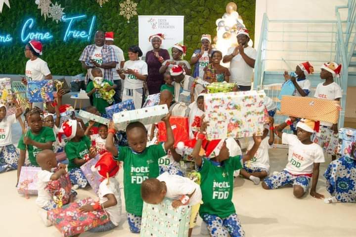 Deuxième Image de Célébrités. La Fondation Didier Drogba, sous la direction de son Président éponyme, M. Didier Drogba, a une fois de plus créé un moment d'une valeur inestimable pour les enfants de l'orphelinat « OFAA ». En ce jour mémorable du lundi 18 décembre 2023, l'orphelinat a été transformé en un lieu de joie et de réjouissance, où les rires, les jeux et les activités festives ont fusionné pour offrir un Noël extraordinaire à ces jeunes âmes. C'est dans cette atmosphère empreinte de chaleur et de générosité que le Père Noël, incarnant l'esprit magique des fêtes, a distribué des cadeaux, semant ainsi des sourires éclatants sur les visages des enfants. Chaque présent offert a été bien plus qu'un simple objet matériel ; il représentait l'affection, l'espoir et la promesse d'un avenir meilleur pour ces enfants. L'événement a été rendu possible grâce à la collaboration et au soutien essentiel de partenaires dévoués. DreamLand Côte d'Ivoire a joué un rôle crucial en mettant à disposition un espace propice, offrant un cadre idéal pour que les enfants puissent vivre pleinement cette journée magique. Leur contribution généreuse a permis de créer un environnement où les rêves prennent vie et où l'insouciance enfantine règne en maître. De plus, Barons Conseil Communication a été l'architecte de cet événement, orchestrant avec brio chaque détail pour garantir le succès de cette journée spéciale. Leur dévouement et leur expertise ont été des éléments clés pour créer une atmosphère chaleureuse et accueillante, propice à l'épanouissement des enfants. Ce moment d'émerveillement et de partage authentique a été bien plus qu'une simple célébration de Noël. Il a incarné l'esprit de solidarité, d'empathie et de générosité qui caractérise la Fondation Didier Drogba. En unissant leurs forces, la Fondation, DreamLand Côte d'Ivoire et Barons Conseil Communication ont offert bien plus qu'une journée de festivités ; ils ont offert aux enfants une bouffée d'espoir, un sentiment de valeur et une expérience inoubliable. Au-delà des sourires illuminant les visages des enfants, cet événement a également souligné l'importance cruciale de soutenir les enfants vulnérables et les orphelinats. Il a sensibilisé le public à la nécessité de créer des espaces sûrs et inclusifs pour ces jeunes, où ils peuvent non seulement recevoir des cadeaux matériels, mais aussi être entourés d'amour, de soins et de soutien. La Fondation Didier Drogba, par le biais de cet événement, a renforcé son engagement envers la protection et le bien-être des enfants défavorisés. Elle a démontré que même les actions les plus simples, comme offrir un cadeau ou passer du temps avec ces enfants, peuvent avoir un impact profond et durable dans leurs vies. En conclusion, la journée du 18 décembre 2023 restera gravée dans les mémoires comme un moment magique où la générosité, la compassion et la joie ont convergé pour créer des souvenirs inoubliables pour les enfants de l'orphelinat « OFAA ». Cette journée illustre parfaitement l'essence même de la saison des fêtes : partager, donner et répandre la chaleur humaine.