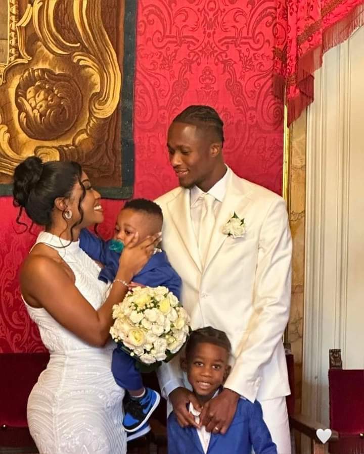 Image de Célébrités. Le mariage de Elvire Karelle Beugré et du footballeur ivoirien Christian Kouamé a suscité un intérêt considérable tant au niveau local qu'international. En effet, en plus d'être la fille aînée du Maire Joachim Beugré de Jacqueville, Elvire a également captivé l'attention en épousant un talentueux joueur évoluant au sein de la Serie A italienne. Cette union a symbolisé non seulement l'union de deux personnes, mais aussi celle de deux mondes : le monde du sport et celui de la politique locale. Le mariage, tenu le 18 décembre 2023, a été l'épicentre d'une célébration où se mêlaient glamour, tradition et discrétion. La simplicité avec laquelle la cérémonie a été organisée, présidée par le maire de Florence, a permis à une quarantaine de proches et d'invités triés sur le volet de partager cet événement intime et significatif. L'alliance entre Elvire et Christian a symbolisé bien plus qu'une union conjugale. Elle a évoqué la convergence de deux univers, fusionnant la notoriété du monde sportif avec l'influence politique locale. En tant que fille du Maire Joachim Beugré, Elvire incarne un lien direct avec la gouvernance locale de Jacqueville, donnant ainsi une dimension supplémentaire à cet événement matrimonial. La portée de cet événement dépasse largement le simple cadre familial. Il a été l'objet d'une couverture médiatique tant en Côte d'Ivoire qu'à l'étranger, attirant l'attention des médias nationaux et internationaux qui ont couvert cet événement avec un vif intérêt. En effet, la notoriété de Christian Kouamé dans le monde du football a amplifié l'ampleur médiatique de cette union, en faisant l'un des mariages les plus suivis de l'année dans le milieu sportif. Le choix de Florence, en Italie, pour célébrer cette union n'a pas été anodin. Non seulement c'est là que Christian évolue en tant que footballeur professionnel, mais cette ville emblématique de la Renaissance a également offert un cadre romantique et symbolique pour l'échange des vœux entre les deux époux. Le fait que la cérémonie se soit déroulée dans une ambiance intimiste a été perçu comme un choix délibéré, privilégiant la discrétion et l'authenticité au-delà du faste. Cette approche a permis aux deux familles de partager des moments précieux et uniques, loin des projecteurs, renforçant ainsi les liens entre les deux familles. Au-delà de la féérie de l'événement, ce mariage a également été perçu comme un symbole d'espoir et de possibilités pour la jeunesse, mettant en lumière que les rêves et les aspirations peuvent être réalisés quel que soit le domaine dans lequel on évolue. Il a également renforcé les liens entre le monde du football, souvent associé à la célébrité et à la renommée, et la politique locale, montrant ainsi comment ces deux mondes peuvent se rencontrer et se soutenir mutuellement. En somme, le mariage de Elvire Karelle Beugré et Christian Kouamé a été bien plus qu'une simple union entre deux individus. Il a symbolisé la fusion de deux univers, celui du sport de haut niveau et de l'engagement politique local, offrant un récit inspirant et riche en significations, porteur d'un message d'unité, de convergence et de possibilités infinies.