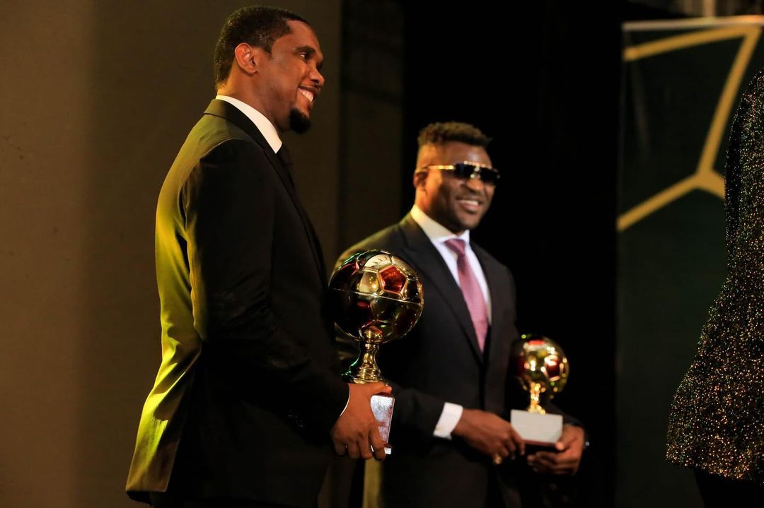 Troisième Image de Football. La deuxième édition du Ballon d'Or, qui s'est déroulée hier soir au Palais des congrès de Yaoundé, restera gravée dans les annales du football camerounais pour la saison 2022-2023. L'événement a été une véritable célébration mettant en lumière les acteurs exceptionnels du monde du football, réunissant une assemblée prestigieuse, y compris la Première Dame du Cameroun et la star du MMA, Francis Ngannou, aux côtés d'autres personnalités éminentes. L'atmosphère était électrique, accentuée par les performances scéniques de grands artistes tels que Vanister, qui a ouvert la cérémonie, et Sandrine Nnanga, ajoutant une dimension artistique à l'événement. Le discours émouvant du président de la Fécafoot, l'emblématique Samuel Eto'o, a marqué le début des récompenses, mettant en avant les joueurs exceptionnels de la saison. Les prix les plus convoités de la soirée étaient sans aucun doute les Ballons d'Or masculin et féminin, offrant aux lauréats non seulement le trophée prestigieux mais également une BMW X6 et un chèque de 5 millions de francs CFA chacun, soulignant l'importance de cette reconnaissance. Concernant le Ballon d'Or masculin, la compétition était féroce avec trois finalistes, mais au final, c'est Emmanuel Mahop Dikongue qui a remporté le trophée. Ancien attaquant du Canon Sportif, il entre désormais dans le cercle fermé des lauréats du Ballon d'Or camerounais. En plus de cette distinction prestigieuse, il a également reçu les honneurs du meilleur buteur du championnat MTN Elite One et du meilleur joueur du championnat, ajoutant ainsi à sa collection de récompenses. Du côté féminin, Marie Gisèle Ngah Manga, à seulement 21 ans, a décroché le Ballon d'Or féminin camerounais 2023, illustrant son immense talent et son impact dans le monde du football féminin. Après la remise des trophées et des prix aux lauréats, la cérémonie a pris fin par une photo de famille, symbolisant l'unité et la célébration collective de l'excellence sportive. Des félicitations chaleureuses ont été adressées au président de la Fécafoot pour l'organisation magistrale de l'événement, mettant en lumière le succès de cette soirée exceptionnelle. Cette cérémonie grandiose, riche en moments émotionnels et en performances exceptionnelles, a non seulement honoré les meilleurs acteurs du football camerounais mais a également prouvé son impact en faisant taire les détracteurs du Goleador, Samuel Eto'o. En regardant vers l'avenir, quelle pourrait être l'influence de cet événement sur la promotion du football au Cameroun et sur l'inspiration des générations futures d'athlètes ?