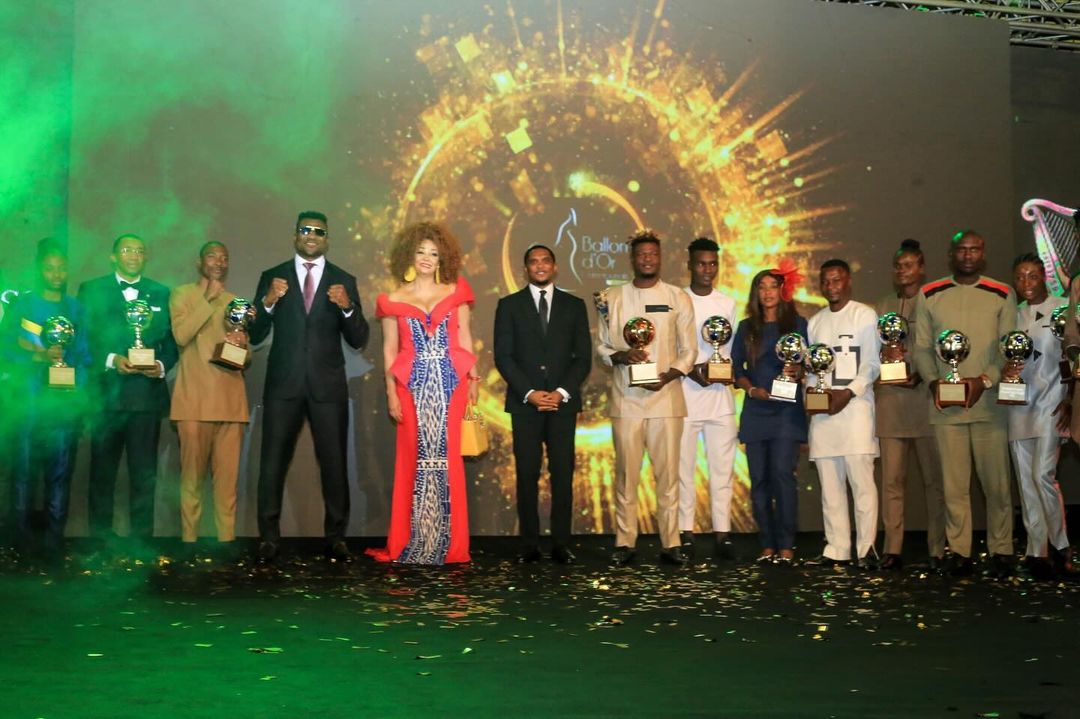 Quatrième Image de Football. La deuxième édition du Ballon d'Or, qui s'est déroulée hier soir au Palais des congrès de Yaoundé, restera gravée dans les annales du football camerounais pour la saison 2022-2023. L'événement a été une véritable célébration mettant en lumière les acteurs exceptionnels du monde du football, réunissant une assemblée prestigieuse, y compris la Première Dame du Cameroun et la star du MMA, Francis Ngannou, aux côtés d'autres personnalités éminentes. L'atmosphère était électrique, accentuée par les performances scéniques de grands artistes tels que Vanister, qui a ouvert la cérémonie, et Sandrine Nnanga, ajoutant une dimension artistique à l'événement. Le discours émouvant du président de la Fécafoot, l'emblématique Samuel Eto'o, a marqué le début des récompenses, mettant en avant les joueurs exceptionnels de la saison. Les prix les plus convoités de la soirée étaient sans aucun doute les Ballons d'Or masculin et féminin, offrant aux lauréats non seulement le trophée prestigieux mais également une BMW X6 et un chèque de 5 millions de francs CFA chacun, soulignant l'importance de cette reconnaissance. Concernant le Ballon d'Or masculin, la compétition était féroce avec trois finalistes, mais au final, c'est Emmanuel Mahop Dikongue qui a remporté le trophée. Ancien attaquant du Canon Sportif, il entre désormais dans le cercle fermé des lauréats du Ballon d'Or camerounais. En plus de cette distinction prestigieuse, il a également reçu les honneurs du meilleur buteur du championnat MTN Elite One et du meilleur joueur du championnat, ajoutant ainsi à sa collection de récompenses. Du côté féminin, Marie Gisèle Ngah Manga, à seulement 21 ans, a décroché le Ballon d'Or féminin camerounais 2023, illustrant son immense talent et son impact dans le monde du football féminin. Après la remise des trophées et des prix aux lauréats, la cérémonie a pris fin par une photo de famille, symbolisant l'unité et la célébration collective de l'excellence sportive. Des félicitations chaleureuses ont été adressées au président de la Fécafoot pour l'organisation magistrale de l'événement, mettant en lumière le succès de cette soirée exceptionnelle. Cette cérémonie grandiose, riche en moments émotionnels et en performances exceptionnelles, a non seulement honoré les meilleurs acteurs du football camerounais mais a également prouvé son impact en faisant taire les détracteurs du Goleador, Samuel Eto'o. En regardant vers l'avenir, quelle pourrait être l'influence de cet événement sur la promotion du football au Cameroun et sur l'inspiration des générations futures d'athlètes ?