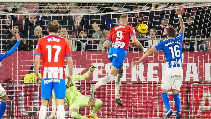 Image de Football. L'avant-centre ukrainien Artem Dovbyk a inscrit deux buts alors que Girona écrivait un nouveau chapitre de son conte de fées ce lundi avec une victoire écrasante de 3-0 contre Alaves, dépassant ainsi le Real Madrid et reprenant la tête du classement de LaLiga. Cette modeste équipe catalane s'est hissée au sommet du classement avec 44 points, deux de plus que le Real Madrid et neuf d'avance sur les champions de la saison dernière, le FC Barcelone, en troisième position. Le superbe début de saison de Girona a atteint de nouveaux sommets la semaine dernière avec une victoire décisive de 4-2 contre le Barça - leur première victoire en Liga contre leurs rivaux catalans - et ils ont continué sur leur lancée contre Alaves. Ils ont dominé la rencontre avec la même intensité qu'ils ont montrée cette saison, leur défaite 3-0 à domicile contre le Real Madrid fin septembre constituant le seul accroc majeur à un début de campagne éblouissant. Dovbyk a ouvert le score à la 23e minute avec une frappe à bout portant sur un rebond du gardien, et Portu a doublé leur avance juste avant la pause avec un superbe tir du bord de la surface. La plupart des opportunités de marquer pour les hôtes venaient du côté droit de leur attaque, le latéral brésilien de 21 ans, Yan Couto, troublant la défense d'Alaves par sa vitesse et sa technique. Au cours d'une de ses accélérations sur l'aile, il a passé le ballon entre les jambes d'un défenseur pour pénétrer dans la surface avant d'être fauché par derrière à la 59e minute, obtenant un penalty que Dovbyk a transformé d'une finition soignée au milieu du but. Cette victoire était la 14e en 17 matchs pour Girona, leur conférant le plus grand nombre de victoires et de points dans les cinq grands championnats européens à ce stade de la saison. Leur série remarquable alimente la croyance qu'ils sont en mesure de rivaliser pour un premier titre seulement deux saisons après leur promotion en première division. "Cette équipe a une telle faim qu'elle ne se contente de rien", a déclaré Portu à Movistar Plus. "L'équipe en veut plus et nous ne pensons qu'au jour le jour pour continuer. "On ne peut pas regarder le classement. La clé pour l'équipe est de rester concentrée, personne ne se relâche ici. Ce n'est pas facile de s'habituer à gagner, d'avoir cette pression supplémentaire... mais l'équipe gère très bien cela." Le Succès Surprenant de Girona : Un Miracle de l'Émergence Le succès inattendu de Girona dans LaLiga a captivé les fans du football du monde entier. La manière dont cette équipe modeste a réussi à surpasser des géants tels que le Real Madrid et le FC Barcelone a donné naissance à un véritable conte de fées du football. Mais quels sont les éléments clés de leur réussite exceptionnelle? Tout d'abord, il est essentiel de souligner la cohésion de l'équipe. Girona ne repose pas uniquement sur des individualités exceptionnelles, mais plutôt sur une unité collective remarquable. Chaque joueur semble connaître son rôle sur le terrain, créant ainsi une synergie qui surpasse les attentes. La victoire contre le FC Barcelone a été un moment décisif. Non seulement elle a montré que Girona pouvait rivaliser avec les meilleurs, mais elle a également renforcé la confiance de l'équipe. Le momentum positif issu de cette victoire historique a été évident dans leur performance convaincante contre Alaves. Un autre aspect crucial est la polyvalence tactique de l'entraîneur. L'équipe a démontré une capacité à s'adapter à différents styles de jeu, ce qui a été particulièrement évident dans leur capacité à exploiter les faiblesses de l'adversaire du côté droit de leur attaque. Yan Couto, le jeune latéral brésilien, a joué un rôle clé en apportant sa vitesse et sa technique déstabilisantes. La maturité de joueurs tels qu'Artem Dovbyk et Portu est un autre facteur déterminant. Leur capacité à rester concentrés et à maintenir une performance de haut niveau contribue de manière significative à la stabilité de l'équipe. La gestion de la pression liée à la course au titre est un défi, mais Girona semble bien équipée pour y faire face. Cependant, des questions subsistent quant à la durabilité de cette performance exceptionnelle. La saison est longue, et la pression augmentera au fur et à mesure que Girona continuera à occuper la première place. Les blessures, la fatigue et les stratégies adverses peuvent tous influencer le cours du conte de fées. Alors, la grande interrogation qui se pose est la suivante : Pensez-vous que Girona maintiendra sa performance exceptionnelle et restera en tête de LaLiga jusqu'à la fin de la saison? La réponse à cette question reste suspendue dans l'incertitude du futur, alimentant l'excitation et l'anticipation des amateurs de football du monde entier.