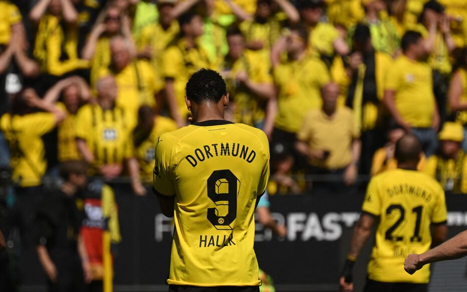 Image de Football. Le coup franc spectaculaire de Julian Brandt a illuminé le Signal Iduna Park, mais le Borussia Dortmund s'est retrouvé empêtré dans une frustration familière face à une équipe de Mainz résiliente, aboutissant à un match nul 1-1 lors de la 16e journée. Dortmund est entré dans le match avec une série de trois matches sans victoire en Bundesliga, aggravée par un décevant match nul 1-1 à Augsbourg le week-end précédent. Le contexte de leur confrontation avec Mainz au Signal Iduna Park faisait remonter des souvenirs de la perte du titre en 2022/23 en mai. Compréhensiblement, l'équipe d'Edin Terzić abordait le match avec la détermination de rectifier leurs difficultés récentes. Le dynamique Jamie Bynoe-Gittens a secoué la barre transversale dès les huit premières minutes, donnant le ton à une première mi-temps dominée par Dortmund. Niclas Füllkrug, Marcel Sabitzer et Donyell Malen ont tous eu des opportunités de marquer, illustrant la nature unilatérale des événements. Julian Brandt a finalement brisé l'égalité avec un coup franc sublime juste avant la demi-heure de jeu. La tentative de Sabitzer de loin a effleuré la barre transversale alors que Dortmund cherchait à convertir leur supériorité en un score. Cependant, contre le cours du jeu, Mainz a égalisé juste avant la mi-temps, avec Sepp van den Berg marquant de près d'une tête. La pause de la mi-temps semblait avoir des effets bénéfiques pour Mainz, qui est sortie pour la deuxième mi-temps comme une équipe transformée. Philipp Mwene, Marco Richter et Karim Onisiwo ont mis à l'épreuve la défense de Dortmund en début de seconde mi-temps, signalant un changement de momentum. Le coup franc de Richter a provoqué un arrêt louable de Gregor Kobel alors que Mainz adoptait non seulement une posture offensive, mais maintenait également Dortmund à distance. Terzić a tenté de changer le cours du jeu en introduisant Sébastien Haller, Samuel Bamba et Gio Reyna depuis le banc. Cependant, même avec des jambes fraîches, Dortmund a eu du mal à perturber la domination de Mainz, les visiteurs semblant plus susceptibles de décrocher une victoire tardive. Gio Reyna a réussi à trouver le filet dans le temps additionnel, mais le but a été annulé pour hors-jeu. Cependant, en vérité, une défaite aurait été injuste pour Mainz, qui a une fois de plus démontré sa capacité à frustrer Dortmund sur son propre terrain. L'énigme de la frustration de Dortmund : la tendance va-t-elle s'inverser ? Alors que Dortmund lutte avec le puzzle de la frustration persistante, on ne peut s'empêcher de se demander quels sont les facteurs contribuant à leurs difficultés. Les moments éblouissants de brillance, tels que le coup franc de Julian Brandt, mettent en lumière le potentiel de l'équipe, mais l'incapacité à convertir la domination en victoires soulève des questions. Le récit de cette rencontre avec Mainz reflète le thème des difficultés récentes de Dortmund, où une poussée initiale de promesse est suivie de revers imprévus. La question qui persiste est de savoir si Dortmund peut se libérer de ce cycle de frustration et traduire constamment ses performances en résultats positifs. La résurgence de Mainz en deuxième mi-temps pose une autre question : était-ce un témoignage de la résilience de Mainz ou le reflet de la vulnérabilité de Dortmund ? Le flux et le reflux du jeu ont montré une équipe de Mainz n'ayant pas peur de défier Dortmund, posant un défi que l'équipe locale a eu du mal à contrer. À mesure que la saison de Bundesliga progresse, Dortmund se trouve à un moment crucial. L'équipe doit naviguer à travers le labyrinthe de la frustration, en utilisant son effectif talentueux pour surmonter les défis et sécuriser les victoires qui leur ont échappé. Dortmund pourra-t-il surmonter la frustration et s'affirmer comme de véritables prétendants au titre, ou l'énigme persistera-t-elle, les laissant en quête de réponses ? Le chemin à parcourir promet des rebondissements, et le monde du football attend avec impatience la résolution de l'intrigante histoire de Dortmund.