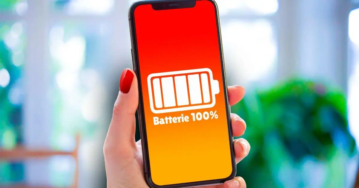 Image de Smartphones/Tablettes. Lorsque la capacité de la batterie de votre appareil atteint 100%, mais qu'il s'éteint abruptement à seulement 50% de charge, cela peut être source de frustration et d'inquiétude. Ce problème, souvent rencontré sur divers appareils électroniques, peut avoir diverses causes, allant des problèmes matériels aux défauts logiciels. Cet article explore en détail les raisons possibles de ce dysfonctionnement et propose des solutions pour résoudre ce problème courant. Comprendre la Santé de la Batterie Avant de plonger dans les causes potentielles de l'extinction prématurée, il est essentiel de comprendre la notion de santé de la batterie. Une batterie en bonne santé devrait être capable de maintenir sa charge nominale pendant une période raisonnable. Des dégradations peuvent survenir avec le temps en raison de cycles de charge, de la température et d'autres facteurs. Les problèmes évoqués signalent peut-être une défaillance du système de gestion de la batterie. Causes Possibles de l'Extinction à 50% 1. Vieillissement de la Batterie Les batteries ont une durée de vie limitée, et au fil du temps, leur capacité diminue. Si la batterie de votre appareil a subi un nombre considérable de cycles de charge, cela peut entraîner une perte de capacité significative, provoquant une extinction prématurée. 2. Problèmes Logiciels Des bugs logiciels peuvent perturber le bon fonctionnement de la gestion de la batterie. Les mises à jour défectueuses ou des conflits entre applications peuvent entraîner des comportements anormaux, y compris une extinction à des niveaux de charge apparemment normaux. 3. Calibrage de la Batterie Inadéquat Le calibrage de la batterie, c'est-à-dire le processus par lequel le système évalue la charge réelle de la batterie, peut être déréglé. Un calibrage inapproprié peut induire des lectures incorrectes de la charge restante, entraînant une extinction prématurée. 4. Problèmes Matériels Des problèmes matériels, tels qu'un connecteur de batterie défectueux ou des circuits internes endommagés, peuvent également être à l'origine de ce problème. Une inspection physique de la batterie et des composants associés peut être nécessaire pour identifier ces problèmes. Solutions Possibles 1. Remplacement de la Batterie Si la batterie est significativement usée, le remplacement peut être la solution la plus directe. Il est recommandé d'utiliser des batteries de remplacement provenant du fabricant ou de sources fiables pour garantir la compatibilité et la qualité. 2. Diagnostics Logiciels Effectuer des diagnostics logiciels approfondis peut aider à identifier et à résoudre les problèmes liés aux logiciels. Les outils de diagnostic intégrés ou des applications tierces spécialisées peuvent être utilisés pour vérifier l'état de la batterie et du système. 3. Calibrage de la Batterie Le calibrage de la batterie peut être nécessaire pour réinitialiser les paramètres de gestion de la batterie. Suivre les instructions du fabricant pour calibrer la batterie de manière appropriée peut contribuer à résoudre le problème. 4. Inspection Matérielle Si le problème persiste, une inspection physique de la batterie et des composants connexes peut être nécessaire. Dans ce cas, il est recommandé de faire appel à un professionnel du service après-vente pour éviter d'endommager davantage l'appareil. Prévention et Bonnes Pratiques Outre les solutions mentionnées, adopter certaines bonnes pratiques peut aider à prévenir les problèmes futurs. Éviter les températures extrêmes, ne pas laisser la batterie se décharger complètement régulièrement et maintenir le système d'exploitation à jour sont des mesures simples mais efficaces. En somme, résoudre le problème d'une capacité de batterie à 100% qui s'éteint à 50% de charge nécessite une approche méthodique. De l'identification des causes potentielles à l'application des solutions appropriées, il est crucial de comprendre les nuances techniques et logicielles associées à la gestion de la batterie. Comment avez-vous résolu des problèmes similaires par le passé ? Quelles autres astuces recommandez-vous pour maintenir la santé des batteries électroniques ? La discussion est ouverte pour partager vos expériences et vos conseils.