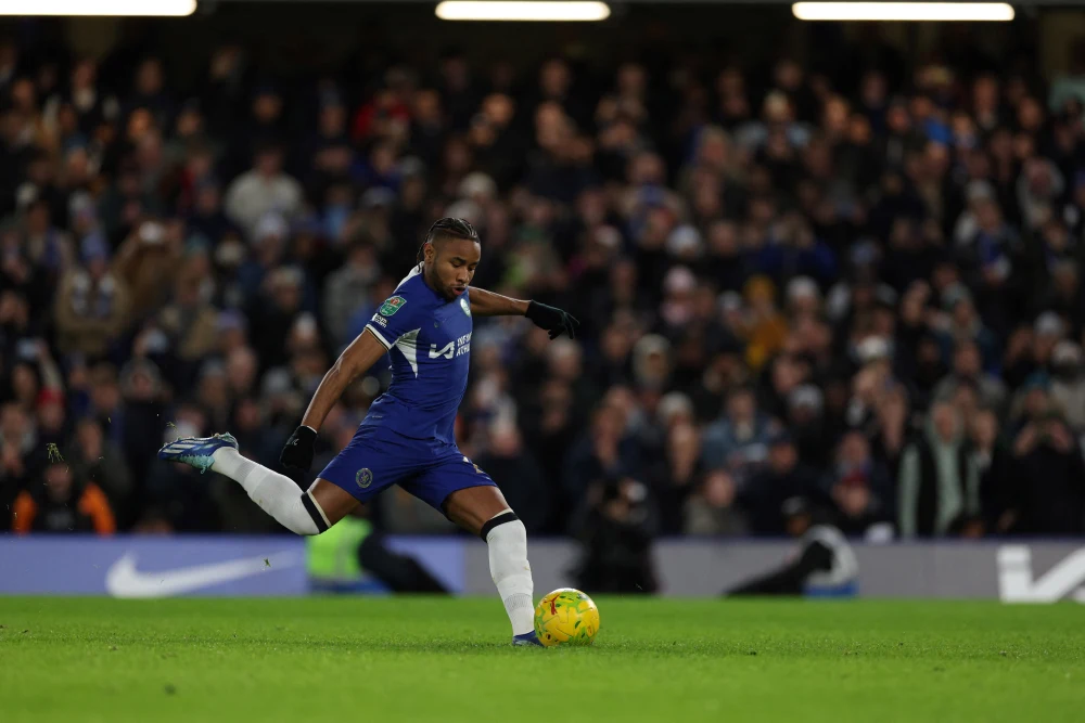 Image de Football. Mauricio Pochettino, le tacticien chevronné qui guide actuellement Chelsea, a récemment mis en avant une perspective nuancée concernant l'intégration de Christopher Nkunku au sein de l'équipe. L'histoire de Nkunku avec les Blues a été marquée par des hauts et des bas, des débuts prometteurs à une blessure qui l'a écarté des terrains pendant une période considérable. Le joueur a rejoint Chelsea au cours de la période estivale, faisant le grand saut depuis le RB Leipzig allemand. Ses premiers pas dans l'équipe ont été positifs, impressionnant dès la tournée de pré-saison aux États-Unis. Cependant, un revers inattendu a frappé Nkunku lors du dernier match amical contre le Borussia Dortmund, où une blessure au genou l'a contraint à une absence prolongée de plus de quatre mois. Le retour du jeune attaquant dans l'effectif de l'équipe première n'a pas été une simple formalité. Des heures incalculables de rééducation et de travail de récupération à Cobham ont été nécessaires pour le ramener à un état de compétition. La première réapparition dans le groupe, contre Sheffield United, a été suivie d'une autre étape cruciale contre Newcastle, où Nkunku a enfin effectué ses débuts tant attendus. Ce premier match a été marqué par une performance encourageante de Nkunku, illustrée par son engagement indéniable lors de la séance de tirs au but. Sa prise de responsabilité en convertissant le penalty avec une confiance totale a laissé entrevoir le potentiel du jeune joueur. Cependant, même avec ce début prometteur, Pochettino reste pragmatique quant à l'évaluation du réel impact que Nkunku pourrait avoir au sein de l'équipe. Pochettino, dans ses commentaires après la qualification de Chelsea pour les demi-finales de la Carabao Cup, souligne la nécessité de ne pas précipiter les attentes concernant Nkunku. Selon lui, le moment n'est pas venu de juger pleinement de l'influence que le joueur pourrait avoir à Stamford Bridge. La perspective de Pochettino repose sur une compréhension profonde des défis auxquels Nkunku est confronté. "Nous parlons d'un joueur qui est arrivé et qui a subi une blessure", explique Pochettino. "Maintenant, il rejoint l'équipe et la Premier League en plein milieu de la compétition. Du temps est nécessaire pour commencer à performer et retrouver sa meilleure forme." L'entraîneur argentin souligne la subtilité du processus de jugement, insistant sur le fait que la performance immédiate n'est pas toujours indicatrice du plein potentiel d'un joueur. "Tout le monde peut juger [un joueur] immédiatement, mais le plus important est dans quelle forme. L'attente est de voir le meilleur Nkunku, mais le problème est que nous avons besoin de temps pour qu'il performe comme nous nous y attendons." La déclaration de Pochettino met en lumière la distinction entre être simplement disponible et performer au niveau attendu. Il insiste sur la nécessité de ne pas imposer une pression excessive sur Nkunku, préférant une approche progressive pour permettre au joueur de retrouver son meilleur niveau. "C'est pourquoi nous ne voulons pas mettre trop de pression sur lui. Jour après jour, nous le pousserons à atteindre son meilleur niveau le plus rapidement possible." En examinant de plus près le contexte de l'intégration de Nkunku à Chelsea, il devient évident que son parcours jusqu'à présent a été jalonné d'efforts acharnés et de résilience. Les blessures, bien que dévastatrices, ont été surmontées par une détermination manifeste à revenir au plus haut niveau. La question qui se pose naturellement est la suivante : dans quelle mesure pensez-vous que Nkunku pourra contribuer à la réussite de Chelsea cette saison, compte tenu de son retour de blessure et de l'approche prudente de Pochettino? La saison réserve-t-elle des moments décisifs pour ce jeune talent, ou le processus d'adaptation exigera-t-il encore du temps avant qu'il ne puisse pleinement déployer son potentiel au sein de l'équipe des Blues?