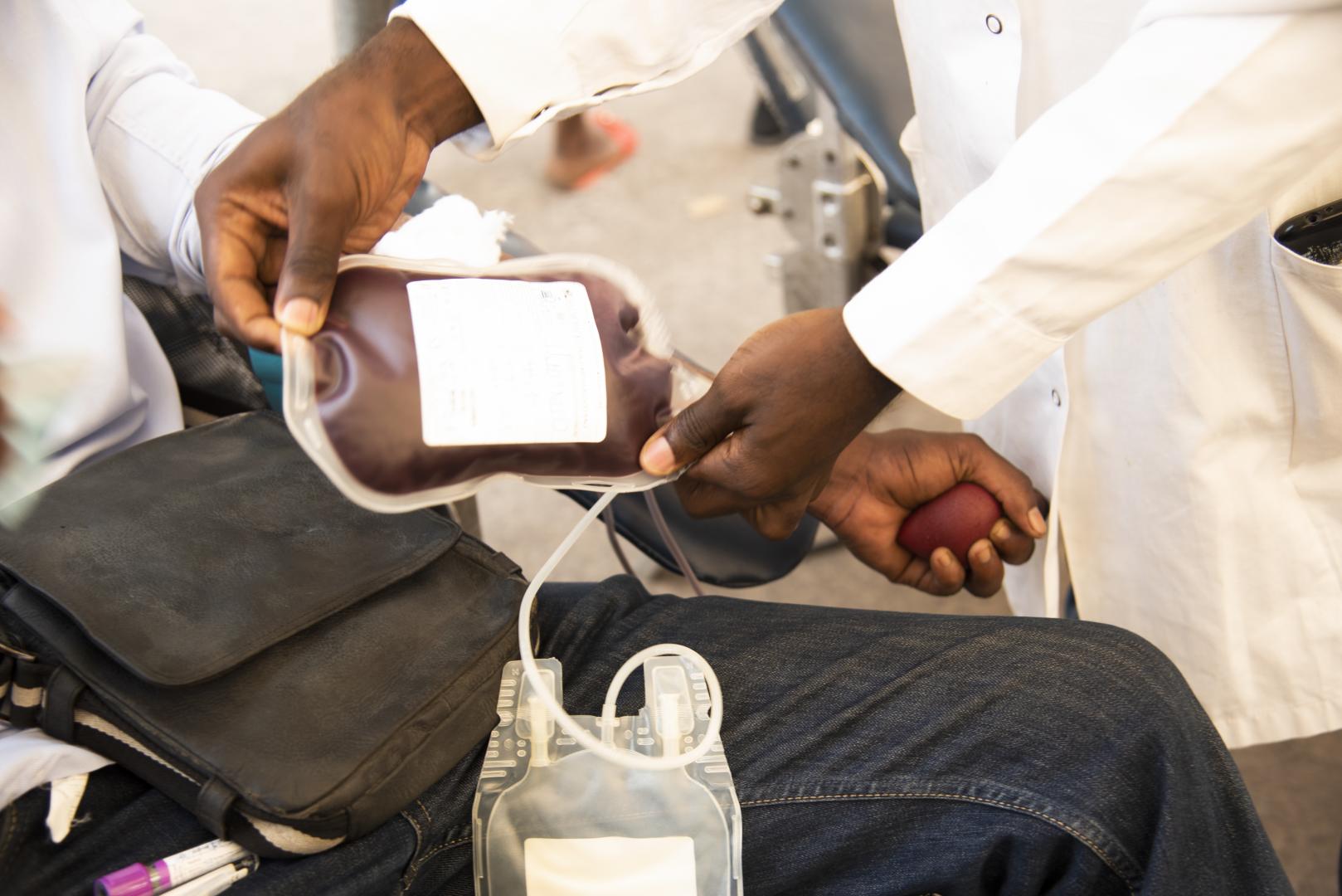 Image de Santé. Le don de sang transcende les frontières individuelles pour devenir une manifestation tangible de solidarité au sein de notre société. En m'engageant dans cette démarche altruiste, je perçois le don de sang comme bien plus qu'une simple contribution physique ; c'est une déclaration de responsabilité envers mes concitoyens, une façon concrète de soutenir ma communauté. Historique du Don de Sang: Un Héritage de Solidarité Explorer l'histoire du don de sang dévoile un héritage riche de solidarité humaine. Au fil des décennies, cette pratique a évolué d'une nécessité médicale à un geste profondément enraciné dans notre tissu social. En comprenant cet héritage, je trouve une connexion plus profonde avec le passé, renforçant ainsi mon engagement envers cette action citoyenne. Don de Sang: Une Vie Sauvée à la Fois Chaque don de sang représente une chance de sauver une vie. En adoptant cette perspective, je ressens le poids de la responsabilité individuelle et collective. Chaque fois que je donne, je contribue potentiellement à alléger la souffrance d'un être humain, à offrir une lueur d'espoir à une famille et à préserver le tissu même de notre société. Le Processus de Don: Simplicité et Impact Ma propre expérience de don de sang m'a révélé la simplicité du processus et l'énorme impact qu'il peut avoir. À travers cette action relativement rapide et indolore, je participe activement à la sauvegarde de vies. C'est une démonstration tangible que chaque individu, peu importe son statut social ou professionnel, a le pouvoir de faire une différence significative. Don de Sang et Solidarité Communautaire Le don de sang est bien plus qu'une simple transaction médicale. Il symbolise la solidarité qui unit les membres d'une communauté. Lorsque nous donnons, nous créons un lien invisible qui transcende les différences individuelles. C'est un rappel poignant que, dans les moments de besoin, nous pouvons compter les uns sur les autres. Défis et Mythes Entourant le Don de Sang Malgré l'importance du don de sang, des défis et des mythes persistent. Certains hésitent en raison de craintes liées à la santé, de préjugés ou de malentendus sur le processus. En partageant mes expériences, je vise à démystifier ces notions erronées et à encourager une compréhension plus approfondie du don de sang. Don de Sang et Urgence Médicale: Un Lien Indissoluble La nécessité constante de sang dans les situations d'urgence médicale crée un lien indissoluble entre le don de sang et la réponse rapide aux crises sanitaires. En tant que citoyen engagé, je me sens investi d'une responsabilité envers ma communauté, sachant que mon acte peut être crucial dans des moments de détresse. L'Impact Personnel du Don de Sang: Un Sentiment de Réalisation Chaque fois que je donne du sang, je ressens un sentiment profond de réalisation personnelle. C'est bien plus qu'un simple geste altruiste ; c'est un rappel constant de la valeur de la vie humaine et de ma capacité à influencer positivement le monde qui m'entoure. Éduquer et Encourager: Le Rôle Actif des Donneurs de Sang En tant que donneur de sang, je me considère également comme un éducateur. Mon rôle ne se limite pas à la seule action de donner, mais s'étend à inspirer et encourager d'autres personnes à faire de même. La sensibilisation autour du don de sang devient ainsi un acte d'empowerment, un moyen de créer une culture de solidarité au sein de notre communauté. onclusion: Un Engagement Continu envers l'Humanité En concluant cette exploration personnelle du don de sang en tant qu'acte citoyen, je ressens un engagement continu envers l'humanité. C'est une aventure continue où chaque don renforce ma connexion avec mes concitoyens et alimente l'espoir d'un avenir où le partage de ce précieux liquide rouge devient une norme, ancrée dans la fibre même de notre société. Et vous, chers membres de cette communauté, comment percevez-vous le don de sang en tant qu'acte citoyen envers vos concitoyens? Avez-vous des expériences ou des convictions particulières qui ont façonné votre compréhension de cette pratique? En partageant nos perspectives, nous contribuons tous à renforcer la toile sociale qui nous unit.