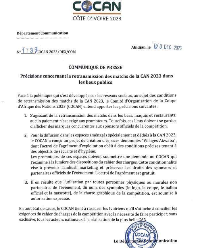 Image de Football. Le Comité d'Organisation de la Coupe d'Afrique des Nations (COCAN) en Côte d'Ivoire a récemment fait face à une vive critique de la part de la population locale suite à une décision concernant la diffusion des matchs dans les maquis. Ces lieux populaires de convivialité, où beaucoup se rassemblent pour suivre les événements sportifs, se sont retrouvés au cœur d'une controverse à la suite d'une annonce de supposée interdiction. Cependant, le COCAN a cherché à clarifier cette situation controversée en indiquant que cette mesure ne constituait pas une interdiction catégorique, mais plutôt une régulation visant à encadrer la diffusion des matchs dans ces lieux informels. Selon les déclarations du COCAN, il est désormais envisageable de regarder les matchs dans les maquis, mais sous réserve du respect de certaines conditions spécifiques établies par l'organisation. En effet, cette décision exige que les propriétaires de maquis sollicitent et obtiennent l'approbation formelle du COCAN. Cette autorisation sera accordée après l'étude approfondie de la demande soumise par ces établissements. Il est ainsi impératif pour les maquis désirant diffuser les matchs de se conformer aux critères fixés par le COCAN, prouvant ainsi leur capacité à garantir une diffusion respectueuse des règles et des exigences définies par l'organisation en charge de la compétition. Cette mesure suscite des réactions contrastées au sein de la population ivoirienne. Certains saluent la démarche du COCAN, estimant qu'elle permet de mieux encadrer les diffusions des matchs dans les lieux publics, assurant ainsi une meilleure organisation et un respect des normes. En revanche, d'autres expriment leur mécontentement face à cette régulation supplémentaire, considérant qu'elle limite la liberté d'accès aux retransmissions sportives dans des espaces traditionnellement accessibles à tous. Cette décision du COCAN semble également susciter des interrogations quant à la mise en pratique de ces exigences. En effet, la procédure de demande et d'approbation reste floue, ce qui soulève des inquiétudes quant à la transparence du processus et à la possibilité pour tous les maquis intéressés de répondre aux critères fixés. De plus, la question de l'impact financier se pose. Les propriétaires de maquis devront probablement supporter des coûts supplémentaires pour se conformer aux normes exigées par le COCAN, ce qui pourrait potentiellement affecter leur rentabilité économique, déjà mise à mal par les contraintes liées à la pandémie et d'autres régulations. Il est également important de considérer l'aspect social de cette mesure. Les maquis, en tant que lieux de rassemblement populaire, jouent un rôle essentiel dans la cohésion sociale en permettant à diverses couches de la population de se réunir pour partager des moments de convivialité autour d'un événement sportif. Toute restriction supplémentaire dans ces espaces pourrait potentiellement altérer cet aspect social et communautaire qui caractérise ces lieux. En conclusion, la décision du COCAN concernant la diffusion des matchs dans les maquis en Côte d'Ivoire suscite un débat intense au sein de la population. Bien que visant à encadrer et réguler cette diffusion, cette mesure soulève des interrogations quant à sa mise en œuvre pratique, son impact financier sur les propriétaires de maquis, ainsi que sur l'aspect social de ces lieux de rassemblement.