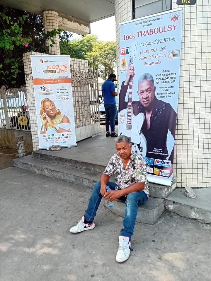 Image de Célébrités. Le récent concert de Jack Traboulsy au Palais de la Culture a suscité des interrogations et des discussions passionnées au sein de la sphère musicale ivoirienne. Après une carrière florissante s'étendant sur quatre décennies, l'événement aurait dû être l'apothéose de son succès, mais il a plutôt semblé marquer un triste chapitre, voire un échec retentissant pour l'artiste. Plongeant dans les profondeurs de cette soirée mémorable pour les mauvaises raisons, le spectacle s'est déroulé dans une salle conçue pour accueillir jusqu'à 4000 personnes, mais elle était étrangement déserte, laissant le talent de Traboulsy en proie au vide. Ce tableau déconcertant de sièges vides a inévitablement donné lieu à des questionnements sur les raisons de cet échec retentissant. Plusieurs hypothèses ont été avancées pour tenter d'expliquer ce phénomène troublant. Certains ont spéculé sur des problèmes de communication, arguant que la promotion de l'événement aurait pu être inadéquate ou insuffisante pour attirer un public plus nombreux. D'autres ont suggéré que peut-être, après des décennies dans l'industrie musicale, la popularité de Traboulsy avait commencé à décliner, ou pire encore, qu'il avait perdu son attrait auprès du public. Le constat amer d'une salle pratiquement vide à un événement censé célébrer les 40 ans de carrière de l'artiste a conduit à une frustration palpable. Jack Traboulsy, visiblement désabusé par cette tournure des événements, a exprimé sa déception à travers un message poignant sur sa page Facebook. Ses mots, empreints de frustration et de déception, ont témoigné de la profondeur de son chagrin face à cette situation inattendue. Cependant, la question demeure : qui est à blâmer pour cet événement décevant ? Est-ce le manque de communication adéquate autour du concert ? Ou bien est-ce le signe d'un déclin inévitable de la popularité de l'artiste ? Cette situation malheureuse soulève également des interrogations plus larges sur l'industrie musicale elle-même, ses mécanismes et la volatilité de la célébrité artistique. En effet, l'analyse de cet incident va au-delà du simple constat de sièges vides dans une salle prestigieuse. Cela soulève des réflexions plus profondes sur la nature changeante de la popularité artistique, les défis auxquels sont confrontés les artistes ayant une longue carrière, et la nécessité constante d'innovation et de réinvention pour maintenir l'intérêt du public. Malgré cette déception apparente, certains soutiens indéfectibles de Jack Traboulsy ont exprimé leur solidarité, soulignant que même dans les moments les plus difficiles, la valeur artistique de Traboulsy demeurait indéniable. Cependant, cela ne dissipe pas les questionnements persistants quant à la raison de cette désaffection subite de la part du public. En somme, l'échec apparent du concert de Jack Traboulsy au Palais de la Culture est un sujet de débat et de réflexion au sein de la scène artistique ivoirienne. Cela pose des questions cruciales sur la dynamique de la popularité artistique, les défis auxquels sont confrontés les artistes chevronnés, et les nuances complexes de la communication et de la perception publique.