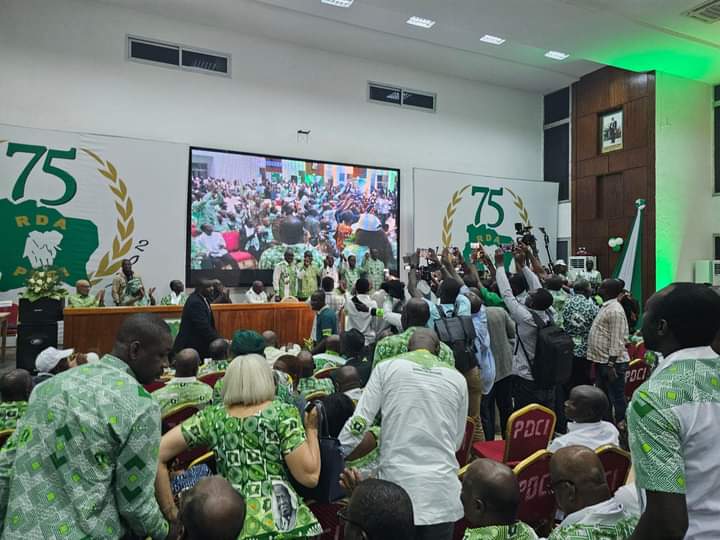 Quatrième Image de Politique. La réunion du Bureau Politique du PDCI RDA tenue le 19 décembre a été un événement clé dans le contexte politique actuel. L'atmosphère initiale était empreinte de solennité alors que les membres, dont KACOU GERVAIS, LENOIR et EZALEY, ont exposé les résultats de leurs commissions respectives. Ce moment a été suivi du discours orientatif du président Cowpli Boni, annonçant avec enthousiasme la tenue du prochain congrès électif à la Fondation FHB à Yamoussoukro le vendredi 22. Les propositions du président ont été accueillies avec un fort soutien et ont été unanimement acceptées par acclamation. Cependant, cette unanimité n'a pas empêché certaines réserves de la part de certains candidats. Le ministre Guikahué, par exemple, a exprimé des doutes quant à la faisabilité de la date, estimant qu'elle était trop proche pour être adéquate. En conséquence, il a annoncé son retrait de la course à la candidature. De même, Jean Marc Yacé a montré des signes de scepticisme, bien qu'il soit toujours en lice. À l'inverse, le Vice-Président Bendjo a exprimé sa satisfaction d'avoir été déclaré éligible, malgré les épreuves qu'il a endurées pour le PDCI-RDA. Il a retiré sa candidature sans condition, soulignant l'importance accordée par tous les candidats lors de la rencontre matinale du 19 décembre à la priorité accordée au PDCI-RDA. Bendjo est convaincu que toutes les dispositions nécessaires ont été prises pour garantir la tenue effective du congrès. Ses paroles ont été appuyées par le ministre Koumoin Koffi, doyen des candidats, qui a lui aussi retiré sa candidature pour maintenir l'harmonie au sein du parti, soulignant l'importance de l'héritage de cohésion du PDCI-RDA. Malgré les réticences initiales, Me. Blessy Chrisostome, avocat du PDCI-RDA, a rassuré l'assemblée après des consultations avec des juristes amis du parti. Après réflexion, il a conclu que la date du vendredi 22 décembre 2023 pour le congrès était viable et adéquate. À 19h45, le Vice-Président Alain Cocothrey a conclu la réunion en présentant le rapport final de cette 117e réunion du Bureau Politique. Il a affirmé que toute l'organisation était prête et que rien n'empêchait la tenue du 8e Congrès, confirmant le maintien des dates et du lieu proposés par le Président. Avec le retrait de trois candidats, seuls Yacé et Thiam sont restés en lice pour la course à la candidature. La réunion s'est officiellement terminée après la lecture du communiqué final à la presse. Une photo de famille des cinq candidats a marqué la fin de cette réunion significative, mettant en évidence à la fois la diversité des opinions et l'engagement envers l'unité et l'avenir du PDCI-RDA. Cette réunion du Bureau Politique s'est révélée être une étape cruciale dans la préparation du prochain congrès électif, offrant une plateforme pour la délibération, le retrait responsable de candidats et la confirmation finale des modalités pour cet événement politique majeur.