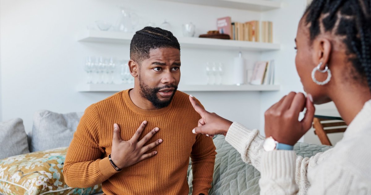 Image de Amour/Couple. Une personne qui a besoin de vos conseils Chers lecteurs, Je me tourne vers vous aujourd'hui avec une situation complexe et douloureuse qui a émergé dans ma relation de deux ans et demi. J'ai récemment pris conscience que mon copain porte une attention particulière aux autres femmes, notamment dans la rue, et qu'il les trouve, selon ses dires, plus belles que moi. Cette révélation a mis en lumière des fissures déjà présentes dans notre relation, exacerbées par ma faible estime de soi et une communication de plus en plus difficile. Il est important de noter que ma confiance en moi est déjà fragile, et cette découverte a agi comme un catalyseur, amplifiant mes insécurités. Mon copain, quant à lui, exprime de moins en moins son affection et son amour, arguant que mon insécurité envahissante le pousse à s'éloigner. Cette dynamique crée un cercle vicieux où mes besoins émotionnels ne sont pas satisfaits, alimentant davantage mon manque de confiance en moi. Lorsque j'ai tenté d'exprimer mes sentiments blessés à mon copain, la réponse ne fut pas celle que j'espérais. Au lieu de trouver un espace pour discuter de nos émotions et de nos besoins respectifs, il a choisi de pointer du doigt mes insécurités, qualifiant mon comportement d'invivable. Cette réaction a ajouté une couche supplémentaire de douleur à ma situation déjà complexe. J'ai partagé avec lui l'impact que cela avait sur ma souffrance émotionnelle, soulignant la nécessité de communiquer et de résoudre nos problèmes ensemble. Cependant, au lieu de trouver un terrain d'entente, il m'a donné un ultimatum, me fixant un délai non négociable pour quitter notre domicile commun. Cette situation me plonge dans un tourbillon émotionnel. Je me sens punie pour avoir exprimé mes émotions légitimes, et cela renforce mon impression de ne pas être la priorité dans sa vie. Je suis confrontée à la difficile réalité de devoir prendre des décisions importantes concernant notre relation. Je m'adresse à vous, cher lecteur, pour recueillir vos avis et conseils. Avez-vous vécu une situation similaire dans votre relation ? Comment avez-vous géré la communication et les tensions émotionnelles ? Quels conseils auriez-vous à partager pour surmonter ces épreuves relationnelles difficiles ? Merci de prendre le temps de partager vos réflexions.