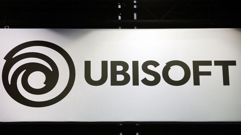 Image de Jeux Vidéo. Les appels à la grève au sein d'Ubisoft ont jeté une lumière crue sur les problèmes internes que l'entreprise traverse. Les employés, réclamant une augmentation de salaire et une meilleure transparence, ont mis en avant des tensions grandissantes au sein de la force de travail. Des licenciements massifs ont ensuite suivi, semant l'incertitude quant à l'avenir de nombreux postes. Il est crucial d'examiner de plus près les raisons derrière ces grèves et licenciements, ainsi que l'impact psychologique sur les employés restants. Annulations et Reports de Jeux : Un Calendrier Chaotique L'année 2023 d'Ubisoft a été marquée par une série d'annulations de jeux et de reports de dates de sortie, créant un climat d'incertitude parmi les joueurs. L'impact financier de ces décisions sur l'entreprise et la perception du public à l'égard de la fiabilité d'Ubisoft en tant que développeur de jeux doivent être analysés. Des exemples spécifiques de jeux annulés ou reportés peuvent être examinés pour comprendre les raisons derrière ces choix. Retrait Soudain de "The Crew" : Une Décision Draconienne Le retrait soudain et sans avertissement de "The Crew" de toutes les plates-formes a choqué la communauté de joueurs. Une analyse approfondie des raisons avancées par Ubisoft, telles que les contraintes de licence et la nécessité d'une nouvelle infrastructure serveur, est essentielle. Il est également important d'explorer les alternatives possibles qui auraient pu être envisagées pour éviter une telle rupture abrupte dans l'expérience de jeu des utilisateurs. Conséquences pour la Réputation d'Ubisoft : Impact à Long Terme La réputation d'une entreprise dans l'industrie du jeu vidéo est cruciale. Comment cette série de décisions risquées affectera-t-elle durablement la perception d'Ubisoft par les joueurs et la communauté gaming en général ? Une comparaison avec d'autres situations similaires dans l'industrie peut être instructive pour anticiper les possibles trajectoires de récupération ou de déclin. Le Futur d'Ubisoft : Un Avenir Incertain Enfin, regardons vers l'avenir. Quelles mesures Ubisoft pourrait-il prendre pour redresser sa situation et regagner la confiance de sa base de joueurs ? Des stratégies de communication, des changements dans la gestion interne et des initiatives pour fidéliser les joueurs pourraient être explorés. Au vu de ces événements, quelles actions pensez-vous qu'Ubisoft devrait entreprendre pour restaurer sa réputation et reconstruire la confiance au sein de sa communauté de joueurs?