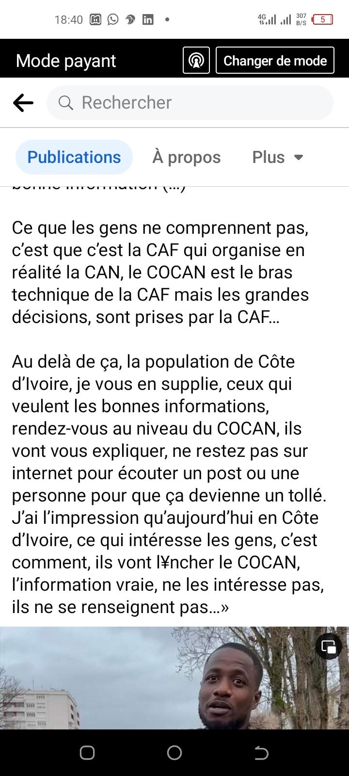 Troisième Image de Célébrités. Le discours de JUSTE CREPIN GONDO pointe du doigt les problèmes de communication et de transparence entourant le Comité d'Organisation de la Coupe d'Afrique des Nations (COCAN) en Côte d'Ivoire. Gondo exprime le ressentiment et la frustration ressentis par de nombreux Ivoiriens face à la gestion et à la diffusion des informations liées à cet événement sportif majeur. Dans ses propos, Gondo évoque la perception de trahison ressentie par certains, suggérant que ceux qui critiquent le COCAN pourraient se sentir exclus ou négligés, n'ayant pas eu accès à certaines opportunités ou informations. Il souligne également la réactivité tardive du COCAN, qui semble n'intervenir qu'en réaction aux tensions croissantes sur les réseaux sociaux, plutôt que de fournir préventivement des informations claires pour désamorcer les polémiques. Une distinction cruciale est faite entre le COCAN et la Confédération Africaine de Football (CAF). Gondo clarifie le rôle du COCAN en tant que bras technique de la CAF, mais insiste sur le fait que les décisions majeures sont prises par cette dernière. Cette distinction vise probablement à sensibiliser le public sur le niveau de responsabilité du COCAN dans la gestion de la CAN et à dissiper les malentendus quant à son pouvoir décisionnel réel. L'appel de Gondo à rechercher des informations auprès du COCAN révèle un désir de transparence et d'éducation du public. Il invite les citoyens à se tourner vers les sources officielles pour obtenir des informations précises et à ne pas se fier uniquement aux réseaux sociaux ou à des sources non vérifiées. Cette insistance sur la nécessité de s'informer correctement pourrait également refléter la préoccupation de Gondo concernant la propagation de fausses informations ou de rumeurs nuisibles. En outre, Gondo semble déplorer un manque d'intérêt général pour la vérité et la recherche d'informations fiables au sein de la population ivoirienne. Il exprime sa déception face à la tendance à critiquer le COCAN plutôt qu'à chercher à comprendre la réalité des décisions et des actions de l'organisation. En résumé, le discours de JUSTE CREPIN GONDO met en lumière les lacunes de communication, le besoin de transparence et d'éducation du public, ainsi que l'importance de s'appuyer sur des sources fiables pour obtenir des informations concernant la gestion de la Coupe d'Afrique des Nations en Côte d'Ivoire.