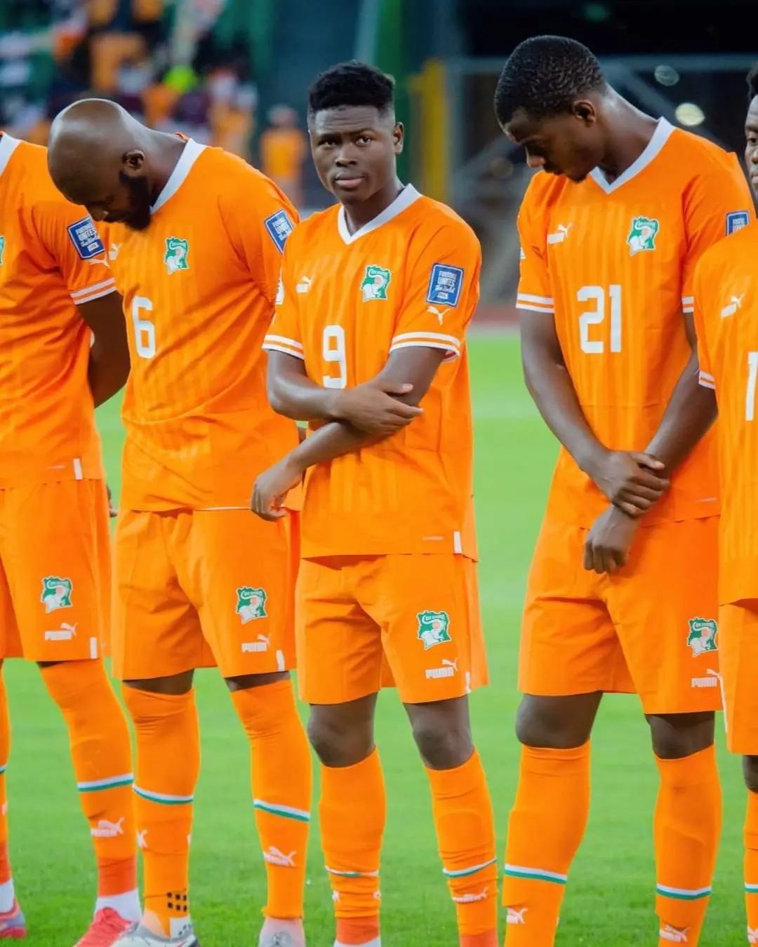 Image de Football. Jean-Louis Gasset a dévoilé la liste des 53 joueurs qu'il a soumis à la Confédération africaine de football (CAF) pour la Coupe d'Afrique des Nations (CAN). Parmi les talents sélectionnés, on retrouve des noms bien connus tels que Wilfried Zaha, Franck Kessié, et Serge Aurier, qui incarnent l'expérience et la qualité dans le domaine du football international. La sélection semble équilibrée, combinant habilement jeunes talents et joueurs expérimentés. Des joueurs évoluant dans des clubs prestigieux tels que Sébastien Haller, Wilfried Zaha, et Franck Kessié enrichissent cette liste de compétences diversifiées. Les supporteurs noteront la présence de jeunes prometteurs comme Amad Diallo et Evan Guessand, démontrant l'engagement envers le renouvellement de l'équipe nationale. La liste dévoile également une forte présence de joueurs évoluant en Europe, ce qui souligne l'impact croissant des footballeurs africains sur la scène mondiale. Cette liste, qui évoque à la fois l'expérience et la jeunesse, suscite l'enthousiasme des amateurs de football en prévision de la CAN. Les supporters peuvent désormais anticiper avec impatience les performances de cette sélection diversifiée, représentant la richesse du talent ivoirien sur la scène continentale. La compétition s'annonce palpitante, avec une équipe ivoirienne prête à relever le défi de la CAN.