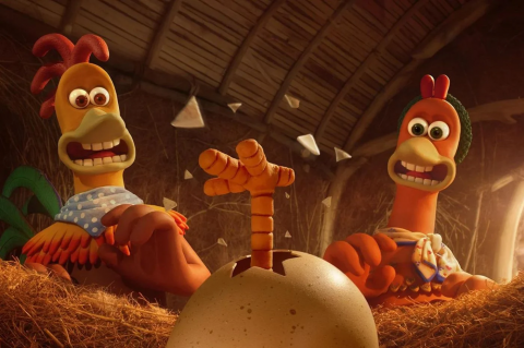 Image de TV/Films/Séries. L'engouement autour de Chicken Run : La Menace Nuggets, disponible sur Netflix depuis le 15 décembre, ne cesse de croître, propulsant ce deuxième volet au sommet du classement mondial de la plateforme avec plus de 20 millions d'heures visionnées. En tant que passionné de films d'animation et amateur du premier opus, l'annonce de cette suite très attendue a suscité en moi une curiosité mêlée d'excitation. En plongeant dans cet univers délirant, je découvre une aventure palpitante qui, vingt-trois ans après l'évasion initiale des poules de la ferme des Tweedy, promet de captiver à nouveau les spectateurs de tous âges. Réalisé avec brio par Sam Fell, Chicken Run : La Menace Nuggets transporte les spectateurs dans un monde industrialisé moderne, offrant une nouvelle perspective sur les personnages emblématiques de Ginger, Rocky et de leurs complices à plumes. L'intrigue se déroule sur une île paisible où les poules ont trouvé refuge après leur première évasion réussie. Cependant, la quiétude est rompue lorsque Molly, la fille de Ginger et Rocky, est capturée par les antagonistes redoutables, Mme Tweedy et le Dr Fry, et transportée dans une ferme high-tech. Ainsi débute une nouvelle épopée où nos héroïnes à plumes, avec leur esprit rebelle intact, décident de braver les dangers pour sauver Molly. La réussite de Chicken Run : La Menace Nuggets ne se limite pas à son scénario captivant. Le film bénéficie d'un casting vocal de qualité, avec Thandiwe Newton, Zachary Levi et Bella Ramsey, qui prêtent leurs voix aux personnages principaux. En version française, Gilduin Tissier, Antonella Colapietro et Jaynelia Coadou contribuent à maintenir l'esprit original du premier film. Ces voix donnent vie aux personnages, préservant l'héritage du film précédent tout en insufflant une nouvelle énergie à cette suite tant attendue. L'un des aspects les plus impressionnants de Chicken Run : La Menace Nuggets réside dans les avancées techniques en matière d'animation. Aardman Animation, maître incontesté de la technique du stop-motion, démontre une fois de plus sa maîtrise exceptionnelle. Le film présente des décors colorés et détaillés, bien que légèrement différents du ton sombre du premier volet. Si le film initial était un récit d'évasion inspiré de La Grande Évasion, cette suite s'aventure davantage du côté des films d'espionnage, ajoutant une nouvelle dimension à l'univers des poules intrépides. L'introduction d'un nouveau personnage, Molly, la fille adolescente de Ginger et Rocky, apporte une dynamique intéressante à l'histoire. Ses rêves d'exploration du monde ajoutent une couche d'humour et de connectivité familiale au récit. Les gags visuels, les scènes d'action réussies et l'humour persistant font de Chicken Run : La Menace Nuggets un divertissement authentiquement familial, où les générations peuvent partager des moments de rire et d'émerveillement. Cependant, derrière la magie de l'écran se cache une réalité de production complexe. La conception du film a été un parcours semé d'embûches, s'étendant sur cinq ans. Des incidents tels qu'un incendie détruisant les marionnettes originales et un entrepôt inondé pendant le tournage ont posé des défis uniques. La pandémie mondiale a également eu des répercussions, obligeant les équipes à manipuler manuellement chaque marionnette et décor, une tâche devenue encore plus délicate dans le contexte des mesures sanitaires. Ces difficultés témoignent du dévouement exceptionnel des équipes d'Aardman à offrir une expérience cinématographique de qualité. Par ailleurs, l'utilisation de la pâte à modeler, emblématique du style d'animation d'Aardman, a soulevé des préoccupations parmi les fans. La fermeture de NewClay Products, fournisseur historique de pâte à modeler d'Aardman, a suscité des interrogations sur la disponibilité future de ce matériau essentiel. Les assurances d'Aardman dans un communiqué officiel rassurent, affirmant qu'ils disposent de suffisamment de matériel pour leurs projets à venir et qu'ils ont mis en place des