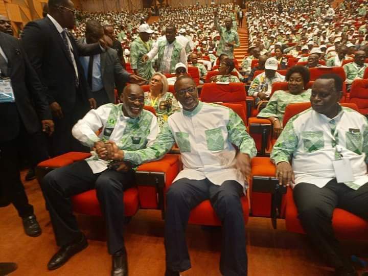 Image de Politique. Le 8ème congrès du Parti Démocratique de Côte d'Ivoire Rassemblement Démocratique Africain (PDCI RDA) a officiellement débuté aujourd'hui, marquant un événement crucial dans l'histoire politique du pays. Yamoussoukro a été le théâtre de cette réunion d'importance capitale, réunissant tous les membres engagés du parti dans un esprit de camaraderie et de célébration. L'événement a été honoré par la présence de plusieurs figures éminentes de la scène politique ivoirienne. Parmi elles, Mme Ehivet Simone du Mouvement Générations et Peuples Solidaires (MGC) ainsi que Adjoumani Kobenan du Rassemblement des Houphouëtistes pour la Démocratie et la Paix (RHDP) ont marqué leur présence, symbolisant l'unité et la coopération entre les différentes formations politiques du pays. Au cœur de ce congrès se trouve l'élection du nouveau président du parti, un moment attendu avec impatience par tous les membres. Deux candidats éminents se disputent cette fonction prestigieuse : Tidjane Thiam et Jean Marc Yacé. Leurs parcours respectifs et leur vision pour l'avenir du parti sont au centre des débats et des attentes de l'assemblée présente à Yamoussoukro. La salle où se tient le congrès est animée par un mélange de tensions et d'enthousiasme. Les partisans des deux candidats rivalisent d'efforts pour rallier les indécis à leur cause, utilisant des discours passionnés et des arguments solides pour convaincre les délégués présents. Tidjane Thiam, figure respectée du monde des affaires et ancien haut fonctionnaire international, apporte à sa candidature une expertise économique et une vision moderne du développement du parti. Sa réputation mondiale et son expérience internationale pourraient apporter une nouvelle dimension au PDCI RDA. En opposition, Jean Marc Yacé incarne la continuité et la fidélité aux valeurs historiques du parti. Sa longue implication au sein du PDCI RDA et sa connaissance approfondie des rouages internes en font un candidat solide, défendant ardemment les traditions et l'héritage du parti. Dans les coulisses, les négociations et les alliances se forment et se défont. Les partisans des deux candidats tentent de rallier à leur cause les délégués des différentes régions du pays, conscients de l'importance cruciale de chaque voix dans cette élection serrée. En parallèle, les discours des invités illustres, telles que Mme Ehivet Simone et Adjoumani Kobenan, apportent un éclairage supplémentaire sur les enjeux actuels de la politique ivoirienne. Leurs paroles visent à promouvoir l'unité et la collaboration entre les partis, soulignant l'importance de dépasser les clivages politiques pour le bien-être et le progrès de la nation. Le climat politique tendu qui règne en Côte d'Ivoire ajoute une dimension particulière à cet événement. Le choix du nouveau président du PDCI RDA pourrait non seulement façonner l'avenir du parti mais également influencer le paysage politique national, offrant une nouvelle orientation ou renforçant les dynamiques en place. Les médias locaux et internationaux couvrent intensément cet événement, soulignant son importance dans le contexte politique actuel de la région. Les analystes politiques scrutent chaque mouvement, anticipant l'impact que cette élection pourrait avoir sur la stabilité politique et l'avenir de la Côte d'Ivoire. En conclusion, le 8ème congrès du PDCI RDA à Yamoussoukro représente bien plus qu'une simple élection interne pour la présidence du parti. C'est un événement charnière qui cristallise les enjeux politiques, les rivalités, mais aussi les espoirs et les aspirations pour un avenir meilleur au sein du parti et pour le pays tout entier.