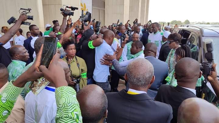 Deuxième Image de Politique. Le 8ème congrès du Parti Démocratique de Côte d'Ivoire Rassemblement Démocratique Africain (PDCI RDA) a officiellement débuté aujourd'hui, marquant un événement crucial dans l'histoire politique du pays. Yamoussoukro a été le théâtre de cette réunion d'importance capitale, réunissant tous les membres engagés du parti dans un esprit de camaraderie et de célébration. L'événement a été honoré par la présence de plusieurs figures éminentes de la scène politique ivoirienne. Parmi elles, Mme Ehivet Simone du Mouvement Générations et Peuples Solidaires (MGC) ainsi que Adjoumani Kobenan du Rassemblement des Houphouëtistes pour la Démocratie et la Paix (RHDP) ont marqué leur présence, symbolisant l'unité et la coopération entre les différentes formations politiques du pays. Au cœur de ce congrès se trouve l'élection du nouveau président du parti, un moment attendu avec impatience par tous les membres. Deux candidats éminents se disputent cette fonction prestigieuse : Tidjane Thiam et Jean Marc Yacé. Leurs parcours respectifs et leur vision pour l'avenir du parti sont au centre des débats et des attentes de l'assemblée présente à Yamoussoukro. La salle où se tient le congrès est animée par un mélange de tensions et d'enthousiasme. Les partisans des deux candidats rivalisent d'efforts pour rallier les indécis à leur cause, utilisant des discours passionnés et des arguments solides pour convaincre les délégués présents. Tidjane Thiam, figure respectée du monde des affaires et ancien haut fonctionnaire international, apporte à sa candidature une expertise économique et une vision moderne du développement du parti. Sa réputation mondiale et son expérience internationale pourraient apporter une nouvelle dimension au PDCI RDA. En opposition, Jean Marc Yacé incarne la continuité et la fidélité aux valeurs historiques du parti. Sa longue implication au sein du PDCI RDA et sa connaissance approfondie des rouages internes en font un candidat solide, défendant ardemment les traditions et l'héritage du parti. Dans les coulisses, les négociations et les alliances se forment et se défont. Les partisans des deux candidats tentent de rallier à leur cause les délégués des différentes régions du pays, conscients de l'importance cruciale de chaque voix dans cette élection serrée. En parallèle, les discours des invités illustres, telles que Mme Ehivet Simone et Adjoumani Kobenan, apportent un éclairage supplémentaire sur les enjeux actuels de la politique ivoirienne. Leurs paroles visent à promouvoir l'unité et la collaboration entre les partis, soulignant l'importance de dépasser les clivages politiques pour le bien-être et le progrès de la nation. Le climat politique tendu qui règne en Côte d'Ivoire ajoute une dimension particulière à cet événement. Le choix du nouveau président du PDCI RDA pourrait non seulement façonner l'avenir du parti mais également influencer le paysage politique national, offrant une nouvelle orientation ou renforçant les dynamiques en place. Les médias locaux et internationaux couvrent intensément cet événement, soulignant son importance dans le contexte politique actuel de la région. Les analystes politiques scrutent chaque mouvement, anticipant l'impact que cette élection pourrait avoir sur la stabilité politique et l'avenir de la Côte d'Ivoire. En conclusion, le 8ème congrès du PDCI RDA à Yamoussoukro représente bien plus qu'une simple élection interne pour la présidence du parti. C'est un événement charnière qui cristallise les enjeux politiques, les rivalités, mais aussi les espoirs et les aspirations pour un avenir meilleur au sein du parti et pour le pays tout entier.