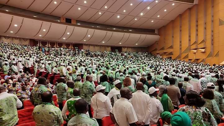 Troisième Image de Politique. Le 8ème congrès du Parti Démocratique de Côte d'Ivoire Rassemblement Démocratique Africain (PDCI RDA) a officiellement débuté aujourd'hui, marquant un événement crucial dans l'histoire politique du pays. Yamoussoukro a été le théâtre de cette réunion d'importance capitale, réunissant tous les membres engagés du parti dans un esprit de camaraderie et de célébration. L'événement a été honoré par la présence de plusieurs figures éminentes de la scène politique ivoirienne. Parmi elles, Mme Ehivet Simone du Mouvement Générations et Peuples Solidaires (MGC) ainsi que Adjoumani Kobenan du Rassemblement des Houphouëtistes pour la Démocratie et la Paix (RHDP) ont marqué leur présence, symbolisant l'unité et la coopération entre les différentes formations politiques du pays. Au cœur de ce congrès se trouve l'élection du nouveau président du parti, un moment attendu avec impatience par tous les membres. Deux candidats éminents se disputent cette fonction prestigieuse : Tidjane Thiam et Jean Marc Yacé. Leurs parcours respectifs et leur vision pour l'avenir du parti sont au centre des débats et des attentes de l'assemblée présente à Yamoussoukro. La salle où se tient le congrès est animée par un mélange de tensions et d'enthousiasme. Les partisans des deux candidats rivalisent d'efforts pour rallier les indécis à leur cause, utilisant des discours passionnés et des arguments solides pour convaincre les délégués présents. Tidjane Thiam, figure respectée du monde des affaires et ancien haut fonctionnaire international, apporte à sa candidature une expertise économique et une vision moderne du développement du parti. Sa réputation mondiale et son expérience internationale pourraient apporter une nouvelle dimension au PDCI RDA. En opposition, Jean Marc Yacé incarne la continuité et la fidélité aux valeurs historiques du parti. Sa longue implication au sein du PDCI RDA et sa connaissance approfondie des rouages internes en font un candidat solide, défendant ardemment les traditions et l'héritage du parti. Dans les coulisses, les négociations et les alliances se forment et se défont. Les partisans des deux candidats tentent de rallier à leur cause les délégués des différentes régions du pays, conscients de l'importance cruciale de chaque voix dans cette élection serrée. En parallèle, les discours des invités illustres, telles que Mme Ehivet Simone et Adjoumani Kobenan, apportent un éclairage supplémentaire sur les enjeux actuels de la politique ivoirienne. Leurs paroles visent à promouvoir l'unité et la collaboration entre les partis, soulignant l'importance de dépasser les clivages politiques pour le bien-être et le progrès de la nation. Le climat politique tendu qui règne en Côte d'Ivoire ajoute une dimension particulière à cet événement. Le choix du nouveau président du PDCI RDA pourrait non seulement façonner l'avenir du parti mais également influencer le paysage politique national, offrant une nouvelle orientation ou renforçant les dynamiques en place. Les médias locaux et internationaux couvrent intensément cet événement, soulignant son importance dans le contexte politique actuel de la région. Les analystes politiques scrutent chaque mouvement, anticipant l'impact que cette élection pourrait avoir sur la stabilité politique et l'avenir de la Côte d'Ivoire. En conclusion, le 8ème congrès du PDCI RDA à Yamoussoukro représente bien plus qu'une simple élection interne pour la présidence du parti. C'est un événement charnière qui cristallise les enjeux politiques, les rivalités, mais aussi les espoirs et les aspirations pour un avenir meilleur au sein du parti et pour le pays tout entier.