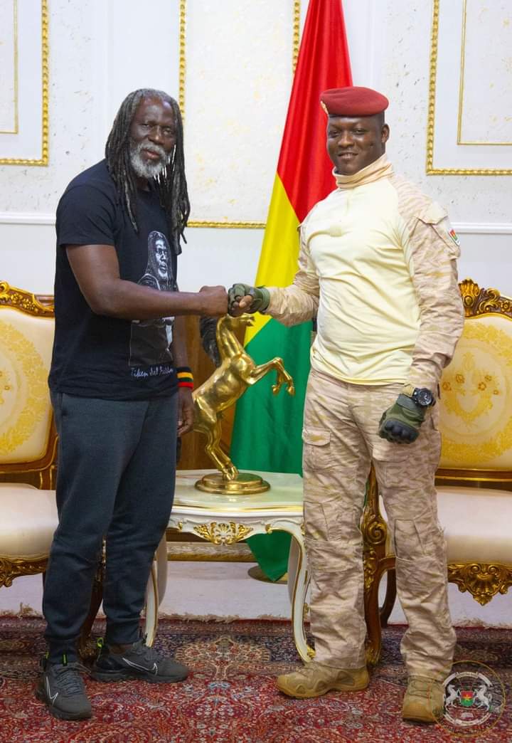 Image de Célébrités. Tiken Jah Fakoly, l'icône reggae engagée, a souligné lors de sa visite chez le Capitaine Ibrahim Traoré une vision profonde et pertinente de la situation actuelle au Burkina Faso. Son commentaire poignant sur le combat en cours dans le pays résonne comme une déclaration captivante et révélatrice. Lorsqu'il évoque « le combat pour la vraie copie de l'indépendance », Fakoly met en lumière une réalité souvent méconnue ou minimisée dans le contexte post-colonial. En 1960, le Burkina Faso, alors connu sous le nom de Haute-Volta, a obtenu son indépendance de la France, rejoignant ainsi la vague de décolonisation qui a balayé l'Afrique au XXe siècle. Cependant, les répercussions de cette indépendance n'ont pas nécessairement permis au pays de jouir pleinement de sa souveraineté et de ses droits. Fakoly suggère que l'indépendance obtenue était en quelque sorte une copie altérée, une version déformée de la liberté réelle et de l'autonomie souhaitée. Cette déclaration interpelle sur les profondes implications socio-politiques et économiques qui continuent de peser sur le Burkina Faso aujourd'hui. Malgré la fin du colonialisme direct, le pays fait face à une multitude de défis complexes, allant de la lutte contre la pauvreté à la recherche d'une véritable autonomie politique et économique, en passant par la quête incessante de justice sociale et d'égalité. Le Burkina Faso a été confronté à des décennies d'instabilité politique, de coups d'État et de gouvernance contestée, qui ont entravé son développement. Les enjeux liés à la démocratie et à la gouvernance transparente sont au cœur de la lutte actuelle. Les citoyens cherchent à faire valoir leurs droits et à exercer une influence significative sur la direction de leur nation. La déclaration de Tiken Jah Fakoly incite également à examiner de plus près le legs du colonialisme et son impact persistant sur la vie politique, sociale et économique du Burkina Faso. Les conséquences de la colonisation, telles que la dépendance économique, les frontières artificielles et les structures institutionnelles héritées, continuent d'influencer le paysage contemporain du Burkina Faso. En outre, la crise sécuritaire majeure qui sévit dans la région sahélienne, avec la montée en puissance des groupes extrémistes et terroristes, ajoute une couche supplémentaire de complexité aux défis déjà existants du pays. Cette situation fragilise la stabilité intérieure, menace la sécurité des citoyens et perturbe le développement économique. Il est crucial de reconnaître que le combat évoqué par Tiken Jah Fakoly n'est pas seulement un appel à la transformation politique, mais aussi un appel à l'éveil des consciences. C'est un plaidoyer pour une véritable indépendance dans tous les aspects de la vie nationale, notamment sur les plans économique, social et culturel. Dans cette lutte pour la vraie copie de l'indépendance, le rôle des artistes et des activistes devient primordial. Leur capacité à élever la voix, à susciter la réflexion et à mobiliser les masses est un catalyseur essentiel du changement social. Les artistes comme Tiken Jah Fakoly ont le pouvoir d'inspirer, d'informer et de mobiliser les citoyens autour de causes qui transcendent les frontières et les différences. En conclusion, les paroles de Tiken Jah Fakoly chez le Capitaine Ibrahim Traoré offrent une perspective stimulante sur les enjeux profonds et actuels du Burkina Faso. Sa déclaration poignante sur la quête de la véritable indépendance invite à une réflexion approfondie sur l'héritage colonial, les défis contemporains et le rôle crucial des citoyens et des acteurs engagés dans la construction d'un avenir plus juste et plus libre pour le pays.