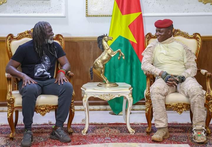 Troisième Image de Célébrités. Tiken Jah Fakoly, l'icône reggae engagée, a souligné lors de sa visite chez le Capitaine Ibrahim Traoré une vision profonde et pertinente de la situation actuelle au Burkina Faso. Son commentaire poignant sur le combat en cours dans le pays résonne comme une déclaration captivante et révélatrice. Lorsqu'il évoque « le combat pour la vraie copie de l'indépendance », Fakoly met en lumière une réalité souvent méconnue ou minimisée dans le contexte post-colonial. En 1960, le Burkina Faso, alors connu sous le nom de Haute-Volta, a obtenu son indépendance de la France, rejoignant ainsi la vague de décolonisation qui a balayé l'Afrique au XXe siècle. Cependant, les répercussions de cette indépendance n'ont pas nécessairement permis au pays de jouir pleinement de sa souveraineté et de ses droits. Fakoly suggère que l'indépendance obtenue était en quelque sorte une copie altérée, une version déformée de la liberté réelle et de l'autonomie souhaitée. Cette déclaration interpelle sur les profondes implications socio-politiques et économiques qui continuent de peser sur le Burkina Faso aujourd'hui. Malgré la fin du colonialisme direct, le pays fait face à une multitude de défis complexes, allant de la lutte contre la pauvreté à la recherche d'une véritable autonomie politique et économique, en passant par la quête incessante de justice sociale et d'égalité. Le Burkina Faso a été confronté à des décennies d'instabilité politique, de coups d'État et de gouvernance contestée, qui ont entravé son développement. Les enjeux liés à la démocratie et à la gouvernance transparente sont au cœur de la lutte actuelle. Les citoyens cherchent à faire valoir leurs droits et à exercer une influence significative sur la direction de leur nation. La déclaration de Tiken Jah Fakoly incite également à examiner de plus près le legs du colonialisme et son impact persistant sur la vie politique, sociale et économique du Burkina Faso. Les conséquences de la colonisation, telles que la dépendance économique, les frontières artificielles et les structures institutionnelles héritées, continuent d'influencer le paysage contemporain du Burkina Faso. En outre, la crise sécuritaire majeure qui sévit dans la région sahélienne, avec la montée en puissance des groupes extrémistes et terroristes, ajoute une couche supplémentaire de complexité aux défis déjà existants du pays. Cette situation fragilise la stabilité intérieure, menace la sécurité des citoyens et perturbe le développement économique. Il est crucial de reconnaître que le combat évoqué par Tiken Jah Fakoly n'est pas seulement un appel à la transformation politique, mais aussi un appel à l'éveil des consciences. C'est un plaidoyer pour une véritable indépendance dans tous les aspects de la vie nationale, notamment sur les plans économique, social et culturel. Dans cette lutte pour la vraie copie de l'indépendance, le rôle des artistes et des activistes devient primordial. Leur capacité à élever la voix, à susciter la réflexion et à mobiliser les masses est un catalyseur essentiel du changement social. Les artistes comme Tiken Jah Fakoly ont le pouvoir d'inspirer, d'informer et de mobiliser les citoyens autour de causes qui transcendent les frontières et les différences. En conclusion, les paroles de Tiken Jah Fakoly chez le Capitaine Ibrahim Traoré offrent une perspective stimulante sur les enjeux profonds et actuels du Burkina Faso. Sa déclaration poignante sur la quête de la véritable indépendance invite à une réflexion approfondie sur l'héritage colonial, les défis contemporains et le rôle crucial des citoyens et des acteurs engagés dans la construction d'un avenir plus juste et plus libre pour le pays.