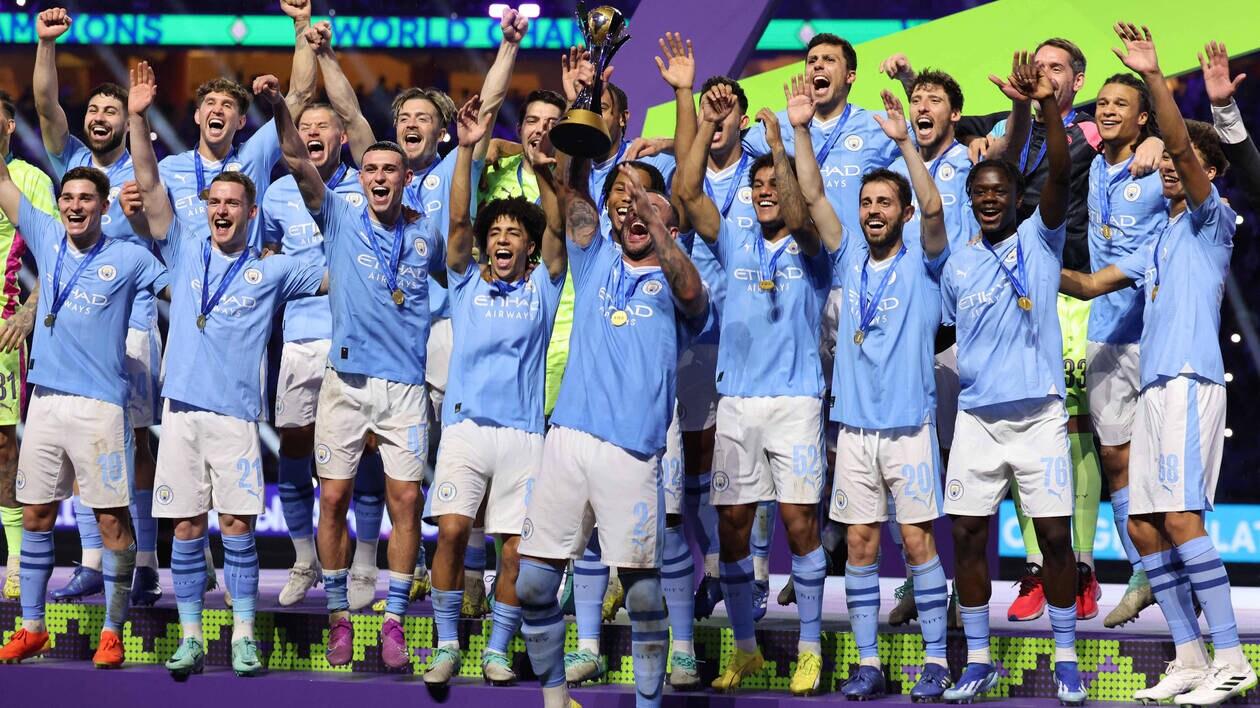 Image de Football. Dans un affrontement historique sur la grande scène de Jeddah, Manchester City a inscrit son nom dans les annales de l'histoire du football en remportant son tout premier titre de la Coupe du Monde des Clubs. La victoire éclatante 4-0 face aux champions de la Copa Libertadores, Fluminense, n'a pas seulement été un triomphe au niveau du score, mais aussi un témoignage de la brillance de la maîtrise tactique de Pep Guardiola et du style de jeu impressionnant de son équipe, fluide et axé sur l'attaque. Le match s'est déroulé comme une démonstration envoûtante de compétence et de stratégie, avec Manchester City dictant le tempo dès le début. Fluminense, connu pour ses tentatives résolues de construire le jeu depuis l'arrière, s'est retrouvé dépassé et surpassé par l'assaut incessant des géants anglais. Malgré leurs efforts courageux, les champions brésiliens ont eu peu à offrir en réponse à la domination de City. En tant que tenants du titre de la Ligue des champions, la conquête de Manchester City dans la Coupe du Monde des Clubs marque une addition significative à leur illustre armoire à trophées. La victoire a non seulement assuré leur statut de représentant de l'Europe, mais a également marqué leur premier titre de la saison, ajoutant une autre perle à leur couronne et complétant un remarquable cinquième titre en une seule année civile. Le parcours jusqu'à la finale n'a pas été sans ses défis pour les deux équipes. Fluminense, malgré son triomphe en Copa Libertadores, avait connu des difficultés domestiques plus tôt dans la saison. Cependant, leur chemin vers la finale comprenait une victoire notable sur Al Ahly, qu'ils ont battu 2-0 en demi-finale. Au-delà de l'action sur le terrain, cette victoire revêt une signification symbolique pour Manchester City. Elle représente l'aboutissement de années de planification stratégique, de recrutement méticuleux de joueurs et de mise en œuvre de la philosophie footballistique de Pep Guardiola. L'ascension du club au sommet du football mondial souligne sa transformation d'une puissance locale en un mastodonte mondial du football. En regardant vers l'avenir, ce triomphe soulève des questions intrigantes. Manchester City peut-il maintenir ce niveau de domination à la fois dans les compétitions nationales et internationales? La brillance stratégique de Pep Guardiola continuera-t-elle à façonner leur succès, ou de nouveaux défis se profilent-ils à l'horizon? Alors que le monde du football réfléchit à cette réalisation historique, l'avenir offre d'innombrables possibilités pour Manchester City dans leur quête de gloire continue.