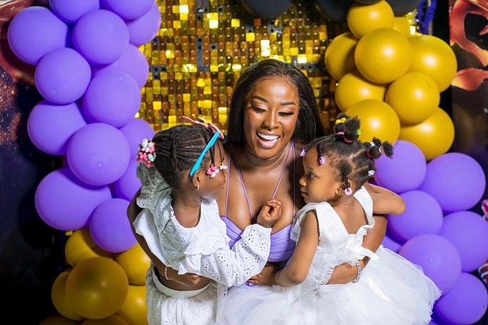 Image de Célébrités. Carmen Sama partage une image pleine de tendresse le jour de son anniversaire, deux enfants adorables lovés dans ses bras. C'est une scène captivante qui capture l'essence même de la joie et de la signification profonde de la vie. Dans cette publication, Carmen célèbre son anniversaire avec une sérénité palpable, entourée de la pure innocence incarnée par ces deux petits êtres précieux. La légende simple mais éloquente, "Rien de tel que le fait d’être accompagné des personnes qui comptent", révèle la véritable essence de cette journée spéciale. Les liens familiaux, l'amour et la présence des êtres chers deviennent la véritable richesse de cette célébration. Carmen partage avec ses followers la beauté simple et profonde de créer des souvenirs avec ceux qui occupent une place particulière dans son cœur. Les enfants, symboles de pureté et d'innocence, ajoutent une dimension spéciale à ce moment d'anniversaire. La publication de Carmen Sama transcende les frontières des réseaux sociaux pour devenir une représentation touchante de la valeur des relations dans la vie d'une personne. En résumé, l'image évoque une journée empreinte d'amour, de gratitude et de bonheur simple, soulignant la vérité universelle que la présence des êtres chers donne une profondeur unique à nos moments les plus précieux.