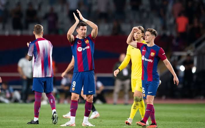 Image de Football. Dans un match vibrant de la scène sportive internationale, le FC Barcelone et le Club América ont livré un spectacle mémorable à Dallas, où malgré deux prises d'avance, les Blaugranes ont finalement succombé à une défaite de 3-2 contre le Club América. L'événement a eu lieu dans le cadre d'un tournoi de pré-saison, offrant aux supporters une opportunité de voir les nouvelles recrues à l'œuvre et de jauger la forme de l'équipe sous la direction du légendaire Xavi. Dès le coup d'envoi, le Barça a fait preuve d'une domination incontestable. Lamine Yamal, une jeune promesse, a immédiatement marqué dans les six premières minutes du match, éblouissant le public avec sa dextérité et son habileté face à la défense mexicaine. Ce moment a été le début d'une série d'événements palpitants, mais la joie du Barça a été de courte durée, car Quiñones a rapidement égalisé avec un talon rapproché, portant le score à 1-1. La première mi-temps a connu un regain d'intensité lorsque Héctor Fort, après une course puissante sur le côté droit, a délivré une passe précise à Marc Guiu, qui a inscrit le deuxième but du Barça peu avant la demi-heure de jeu. Le score à la mi-temps était de 2-1 en faveur du Barça, grâce en partie à une remarquable parade du gardien Astralaga qui a bloqué une tentative de Leo Suarez. La seconde mi-temps a apporté son lot de changements tactiques, avec l'entrée en jeu de Ferran Torres en remplacement de João Félix. Malgré les tentatives du Barça de consolider son avance, le Club América a égalisé à nouveau, cette fois-ci grâce à une autre réalisation impressionnante de Quiñones. Le score était à nouveau à égalité, mettant les deux équipes sur un pied d'égalité. Le match a pris une tournure dramatique lorsque Henry Martín, d'un puissant coup de tête, a donné l'avantage au Club América en fin de partie. À ce moment-là, Kochen était dans les cages du Barça, ayant remplacé Astralaga en seconde période. Malgré les efforts tardifs des Blaugranes, notamment avec Unai et Oriol Romeu, le Club América a réussi à conserver son avance et à remporter la victoire. Cette rencontre a été un véritable spectacle de football, avec des moments de génie individuel, des retournements de situation, et une atmosphère électrique dans le Cotton Bowl Stadium. Cependant, elle soulève également des questions sur la stratégie de l'équipe de Xavi, en particulier en ce qui concerne la défense. Alors que les supporters réfléchissent à cette performance, une interrogation persiste : Quelles ajustements l'équipe de Xavi doit-elle envisager pour renforcer sa défense et maintenir sa domination dans les prochains matchs cruciaux ?