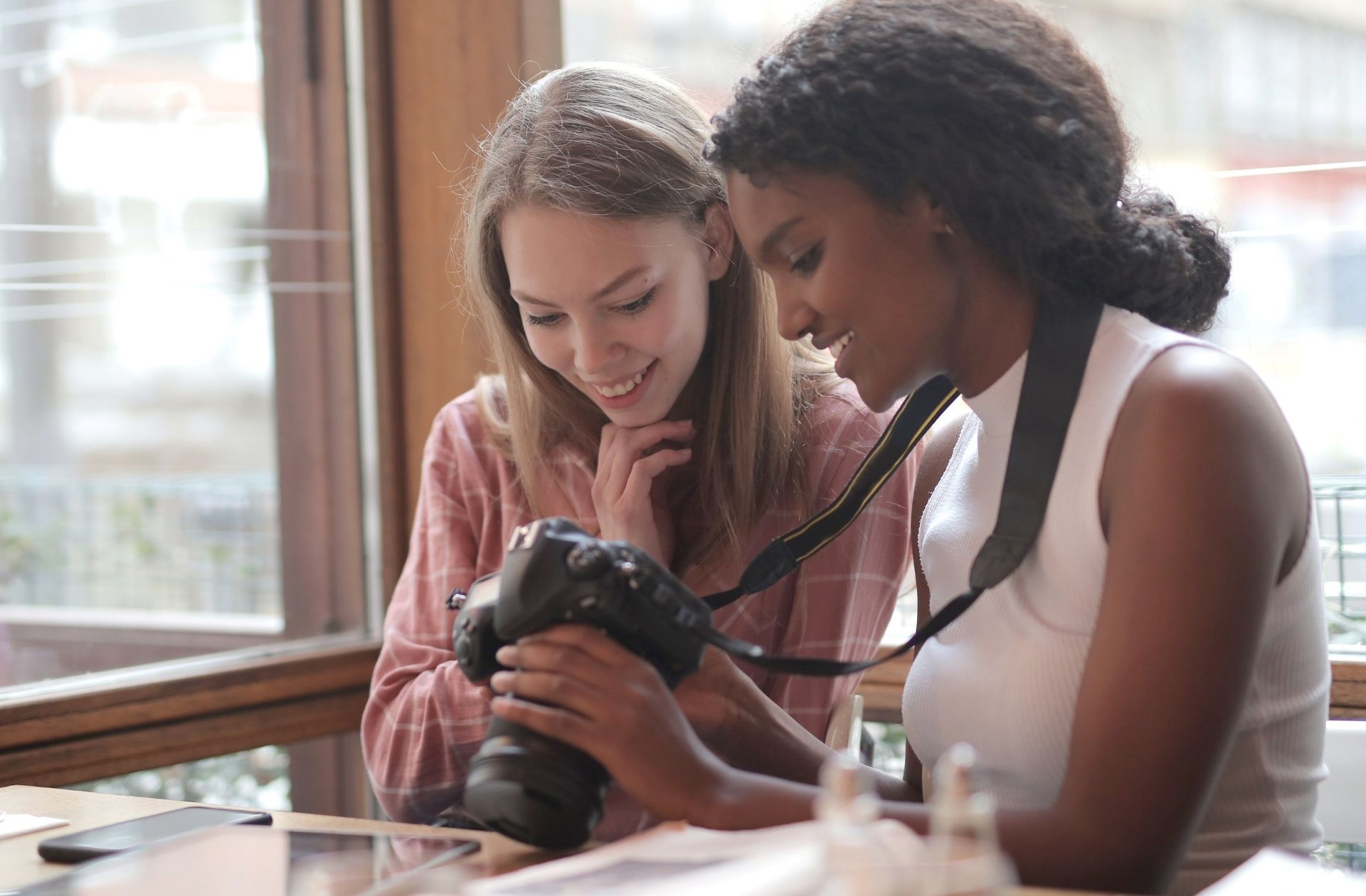 Image de 15 - 18 ans. En cette ère numérique et sociale, établir des connexions authentiques et forger des amitiés profondes peut sembler un défi croissant. À l'aube de l'année 2024, je me suis lancé dans une exploration personnelle des astuces et des conseils qui pourraient faciliter le processus de création et de consolidation d'amitiés. L'Authenticité Virtuelle À l'ère des médias sociaux, la première astuce qui me vient à l'esprit est l'authenticité virtuelle. Plutôt que de projeter une version idéalisée de soi-même en ligne, partager les expériences, les réussites et même les défis crée un terrain propice à des connexions réelles. Les amis authentiques embrassent l'ensemble de votre personne, y compris vos vulnérabilités. Rencontrer de Nouvelles Personnes en Ligne Les plateformes en ligne offrent d'innombrables possibilités de rencontrer de nouvelles personnes partageant des intérêts communs. Participer à des forums de discussion, des groupes thématiques ou des communautés virtuelles peut être une porte d'entrée pour élargir son cercle social. Mon conseil est d'explorer des espaces où la passion commune transcende les barrières virtuelles. S'Engager dans des Activités Locales En dépit de la montée du numérique, les activités locales demeurent un terrain fertile pour l'amitié. Que ce soit en rejoignant des clubs, des cours, ou en participant à des événements communautaires, ces interactions en face-à-face créent des liens tangibles. Je suggère de rechercher des activités qui alignent vos intérêts avec ceux de votre communauté locale. Écouter Activement Une astuce intemporelle qui résonne toujours en 2024 est l'art de l'écoute active. Plutôt que de monopoliser la conversation, prendre le temps de comprendre les autres, de poser des questions significatives et d'exprimer de l'empathie renforce les bases de l'amitié. Mon expérience m'a enseigné que l'écoute est la clé d'une connexion authentique. La Générosité et le Soutien Dans un monde où le temps est une ressource précieuse, mon conseil est d'investir du temps et des efforts dans des gestes de générosité et de soutien envers les autres. Que ce soit en offrant de l'aide lorsqu'ils en ont besoin, en partageant des ressources ou en célébrant leurs réussites, être un ami fiable et compatissant crée des liens durables. Découvrir de Nouveaux Horizons Se faire des amis en 2024 ne se limite pas à rester dans sa zone de confort. Mon astuce est d'explorer de nouveaux horizons, d'essayer de nouvelles activités et de rencontrer des personnes en dehors de son cercle habituel. Les amitiés inattendues peuvent surgir lorsque l'on élargit ses horizons et que l'on embrasse la diversité des expériences humaines. Équilibrer le Virtuel et le Réel Bien que les interactions en ligne soient précieuses, il est essentiel de trouver un équilibre avec les connexions réelles. Organiser des rencontres en personne, partager des moments hors ligne et renforcer les liens de manière concrète contribuent à une amitié plus profonde et significative. Se faire des amis en 2024 est un voyage empreint de nuances et de découvertes. Ces astuces ne sont pas des règles strictes, mais plutôt des guides basés sur ma propre expérience et réflexion. Cultiver des amitiés demande du temps, de la patience et une ouverture d'esprit. En fin de compte, je me demande : Quelles sont vos propres astuces pour tisser des liens d'amitié en cette nouvelle année ? Comment envisagez-vous de créer des connexions significatives dans un monde en constante évolution ? La richesse de l'amitié réside dans la diversité des réponses à ces questions, dans la multitude de chemins qui mènent à des relations authentiques et durables.