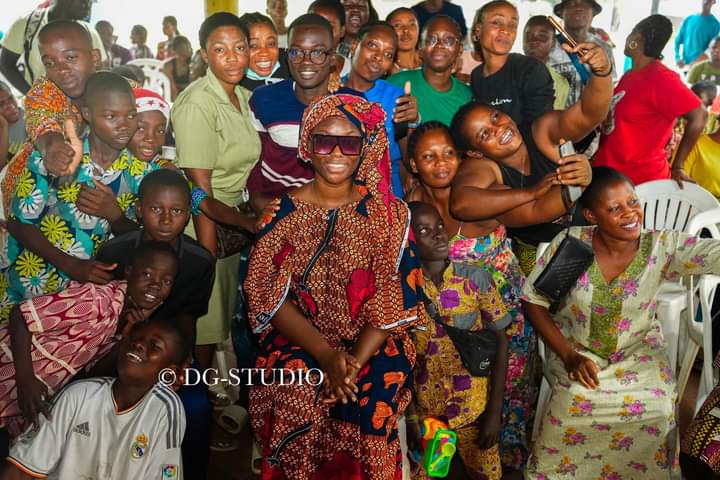 Deuxième Image de Célébrités. Le 21 décembre est une date spéciale pour Roseline Layo, une personne au cœur généreux et plein de compassion. Ce jour-là, elle célébrait son anniversaire, mais au lieu de se concentrer uniquement sur sa propre célébration, elle a décidé de consacrer une partie précieuse de sa journée à apporter de la joie et du bonheur aux enfants de l'Orphelinat Garçon de Bingerville. Cette décision reflète son altruisme et son désir profond de répandre la joie autour d'elle, surtout pendant la période festive de Noël. Pour Roseline Layo, cet anniversaire était l'occasion parfaite de partager son bonheur avec ceux qui en ont le plus besoin. Elle a pris l'initiative de collecter des vivres et des jouets pour ces enfants afin de leur offrir une fête de Noël mémorable. Cette action démontre un sens profond de responsabilité sociale et une empathie remarquable envers les enfants vulnérables et démunis. La visite à l'orphelinat a été bien plus qu'une simple distribution de cadeaux. Roseline a passé du temps avec les enfants, échangeant des sourires, des rires et des histoires. Elle a créé un lien chaleureux avec chacun d'eux, offrant un peu de lumière et d'espoir à des vies qui peuvent parfois sembler sombres et difficiles. Ce geste de générosité a également eu un impact profond sur les enfants de l'orphelinat. Pour beaucoup d'entre eux, cette journée spéciale restera gravée dans leur mémoire comme un moment de bonheur pur. Les jouets et les vivres reçus représentaient bien plus que de simples objets matériels ; ils étaient le symbole d'une attention, d'une considération et d'une affection inestimables. Le vrai cadeau offert par Roseline Layo n'était pas seulement matériel, mais aussi émotionnel. Elle a apporté de l'espoir, de la chaleur humaine et a montré aux enfants qu'ils ne sont pas seuls. Elle a instillé en eux un sentiment de valeur et d'importance, ce qui est essentiel pour leur développement émotionnel et psychologique. Ce geste généreux a également inspiré d'autres personnes de la communauté à se joindre à cette noble cause. Des dons supplémentaires ont été collectés, permettant ainsi d'offrir davantage de provisions et de jouets à l'orphelinat. Cela a créé un effet domino d'empathie et de solidarité au sein de la communauté locale, renforçant le tissu social et le sens d'appartenance. L'action de Roseline Layo ne s'est pas arrêtée à cette journée mémorable. Elle a continué à soutenir l'orphelinat en mobilisant des ressources, en sensibilisant davantage la communauté et en cherchant des moyens durables d'améliorer les conditions de vie des enfants qui y résident. Sa détermination à faire une différence positive dans la vie de ces enfants est un exemple inspirant pour tous. Noël est une période de partage, d'amour et de don de soi. Roseline Layo incarne parfaitement l'esprit de Noël tout au long de l'année en faisant preuve de compassion et de générosité envers les autres, en particulier envers ceux qui ont moins de chance. Elle nous rappelle que nous avons tous le pouvoir d'apporter un changement positif dans la vie des autres, même à travers de petites actions. En conclusion, la journée du 21 décembre est devenue bien plus qu'une simple célébration d'anniversaire pour Roseline Layo. C'était une occasion de répandre la joie, l'amour et l'espoir dans la vie des enfants de l'orphelinat Garçon de Bingerville. Son engagement et sa bienveillance ont laissé une empreinte durable, rappelant à chacun l'importance de la compassion et de l'empathie, surtout pendant la période festive de Noël.