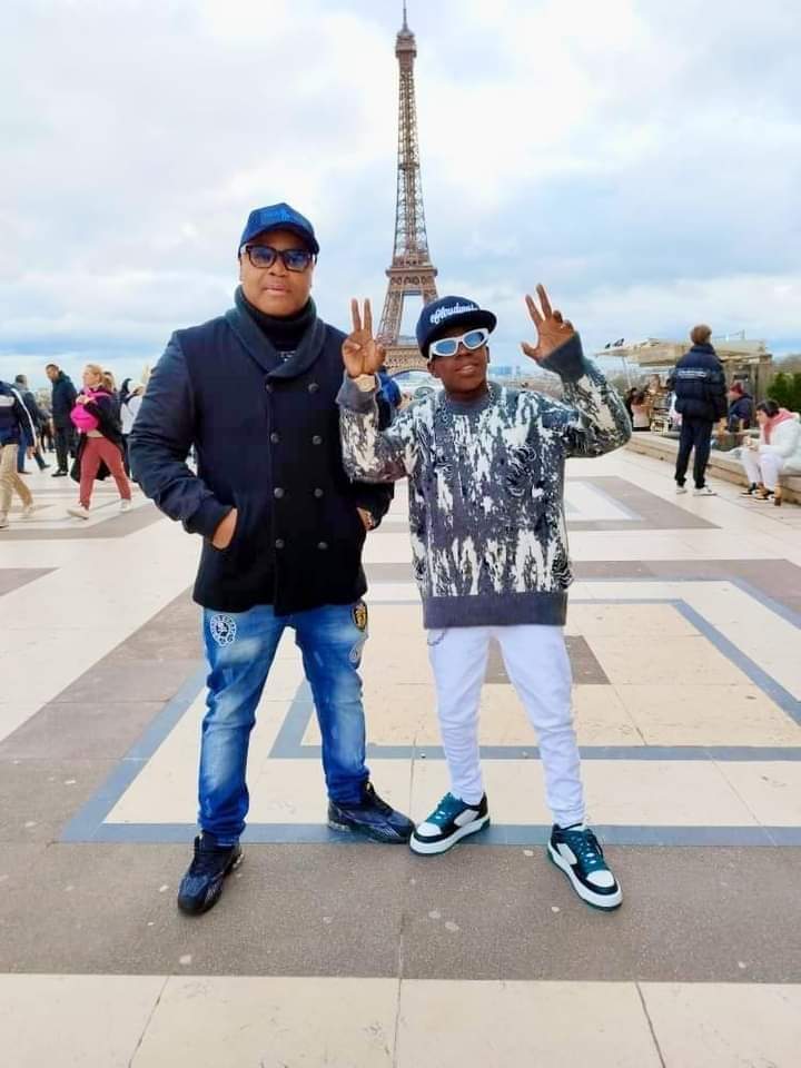 Image de Célébrités. DJ Congélateur, l'artiste ivoirien, a fait sensation récemment en France en publiant une série d'images sur les réseaux sociaux. Ces clichés ont déclenché un fort engouement chez ses fans et ont suscité de nombreuses spéculations quant à une potentielle reprise musicale. Depuis son arrivée en France, l'artiste a semé des indices intrigants laissant entrevoir la conception imminente d'un projet musical d'envergure. Les clichés partagés dépeignent un DJ Congélateur déterminé et engagé dans un processus de création. Les images captivantes et soigneusement orchestrées laissent entrevoir les prémices d'un éventuel clip vidéo en gestation. Cette soudaine activité artistique a surpris bon nombre de ses admirateurs, certains ayant cru que sa carrière avait connu son apogée. Cependant, l'artiste semble déterminé à rappeler sa présence et à marquer son retour sur la scène musicale. À travers ces images intrigantes, DJ Congélateur envoie un message fort : il est prêt à révéler un nouveau chapitre de sa carrière artistique. L'excitation et l'impatience grandissent parmi les aficionados de DJ Congélateur, impatients de découvrir les contours de cette création énigmatique qu'il s'apprête à dévoiler. Les spéculations vont bon train quant à la nature du projet : un nouvel album, un single percutant ou peut-être une série de collaborations surprenantes ? Les réseaux sociaux s'enflamment au fur et à mesure que les rumeurs se propagent, créant ainsi un buzz autour de l'artiste qui semble prêt à secouer le paysage musical une fois de plus. Cette aura de mystère qui entoure son retour ne fait qu'accroître l'anticipation et la curiosité des fans, qui scrutent chaque indice, chaque image, dans l'espoir d'obtenir un aperçu plus concret de ce que réserve DJ Congélateur. Sa capacité à intriguer et à captiver l'attention du public en dévoilant si peu suscite admiration et respect. Ce jeu subtil de révélation parcimonieuse ajoute une dimension supplémentaire à l'attente fébrile de son prochain projet. Chaque détail, chaque indice dissimulé dans ces clichés devient une source de spéculation, alimentant ainsi une attente fiévreuse parmi les fans impatients. L'attente atteint son paroxysme alors que l'on scrute chaque mouvement, chaque message cryptique émanant des réseaux sociaux de l'artiste. L'énigme entourant ce retour musical nourrit la convoitise des adeptes qui s'interrogent sur la direction artistique que prendra ce nouveau projet. En somme, DJ Congélateur a su raviver l'intérêt du public et réveiller l'engouement de ses fans grâce à ces images énigmatiques. Son retour inattendu promet une aventure musicale captivante, dont la nature exacte demeure pour l'instant enveloppée de mystère. Cependant, une chose est sûre : le monde musical est en alerte, prêt à accueillir avec enthousiasme la prochaine création de cet artiste ivoirien qui semble prêt à conquérir à nouveau les scènes musicales.