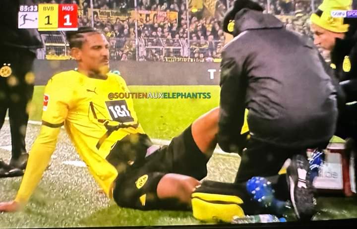 Image de Football. La blessure de Sébastien Haller, survenue lors d'un match récent, suscite des inquiétudes quant à sa participation à la prochaine Coupe d'Afrique des Nations. Évoluant au sein du Borussia Dortmund, Haller a été contraint de quitter le terrain à la suite d'un tacle brutal qui a affecté sa cheville. Cette blessure, bien que le club n'ait pas encore officiellement communiqué sur sa gravité, soulève des préoccupations quant à sa capacité à participer au prestigieux tournoi continental. Les premières informations indiquent que la blessure de Haller pourrait potentiellement compromettre sa présence au sein de l'équipe nationale de la Côte d'Ivoire. En effet, tout dépendra du diagnostic médical qui sera établi par les spécialistes du Borussia Dortmund. La nature exacte de la blessure et la durée de récupération nécessaire seront déterminantes pour savoir s'il pourra être en forme et compétitif à temps pour représenter son pays lors de cet événement majeur du football africain. Cette situation délicate met à l'épreuve non seulement les capacités physiques de Sébastien Haller mais aussi la préparation de l'équipe ivoirienne pour la Coupe d'Afrique. Sa présence dans la sélection nationale est cruciale, étant donné son rôle majeur au sein de l'équipe. Sa capacité à marquer des buts et à influencer positivement le jeu est un atout indéniable pour la Côte d'Ivoire, et son absence pourrait peser lourd dans les ambitions de l'équipe lors du tournoi. La blessure survient à un moment crucial, alors que la Côte d'Ivoire se prépare pour l'une des compétitions les plus importantes sur le continent. Cette situation engendre une période d'incertitude tant pour Haller que pour la sélection ivoirienne, puisque la date de récupération du joueur reste incertaine. Les supporters et les responsables de l'équipe nationale espèrent fortement une récupération rapide et complète du joueur pour qu'il puisse être en forme et contribuer au succès de la Côte d'Ivoire dans cette compétition. Le contexte sportif ajoute une pression supplémentaire pour un rétablissement rapide de Haller. Outre l'impact sur la sélection nationale, la blessure soulève des questions au niveau du club allemand. Le Borussia Dortmund, comptant sur Haller pour ses performances en club, pourrait subir un revers si la blessure s'avère être plus sérieuse que prévu et si sa convalescence venait à s'étendre sur une période plus longue. Il est crucial que les médecins du Borussia Dortmund fournissent rapidement des détails concernant la blessure, son traitement et la période de récupération estimée. Une communication claire et transparente sera essentielle pour apaiser les inquiétudes des supporters et des parties prenantes, tout en permettant à l'équipe nationale et au club de planifier leurs stratégies en fonction de cette situation. En conclusion, la blessure de Sébastien Haller, bien que les détails précis restent à confirmer, génère une inquiétude légitime quant à sa participation à la Coupe d'Afrique des Nations. Cette situation incertaine met en suspens la présence du joueur clé au sein de l'équipe nationale ivoirienne et pose également des défis pour le Borussia Dortmund. Les prochains jours seront cruciaux pour évaluer la gravité de la blessure et déterminer si Haller pourra effectivement rejoindre son équipe nationale pour ce tournoi prestigieux.