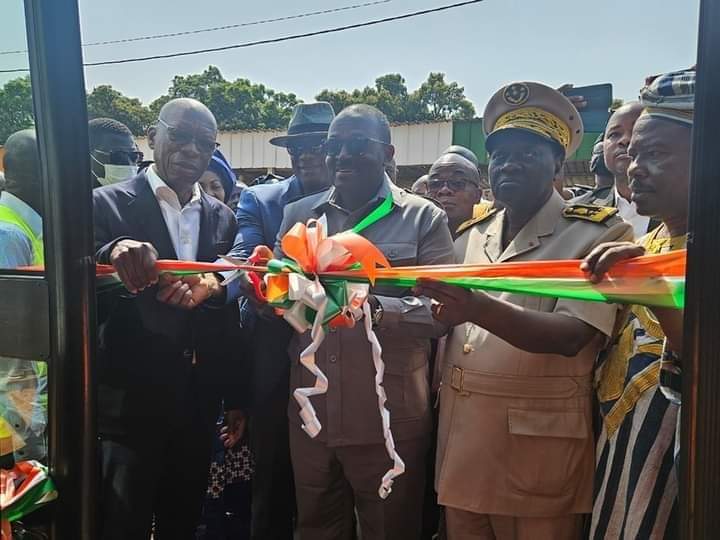 Image de Société. Lancement des activités de la SOTRA à Korhogo pour le transport urbain en vue de la CAN 2023 À trois semaines du début de la Coupe d’Afrique des Nations (CAN 2023), la Société de Transport Abidjanais (SOTRA) a inauguré ses services de bus à Korhogo. La cérémonie officielle s'est déroulée le vendredi 22 décembre 2023 à la place de l’Indépendance, en présence de diverses personnalités telles que le Ministre Directeur de cabinet du Président de la République, M. Fidèle Sarassoro, le préfet de région, M. André Ekponon, le Maire de la commune, M. Lacina Ouattara alias Lass PR, ainsi que des autorités coutumières et des citoyens. Ce déploiement majeur dans la capitale du district des Savanes comprend sept lignes desservies par trente-six autobus, visant à améliorer l'accès des habitants à des services de transport de qualité, comme l'a souligné Méité Bouaké, Directeur Général de la SOTRA. Ce programme, piloté par le Ministère des Transports pour favoriser la mobilité urbaine, impliquera 178 agents, dont 87 machinistes, ces postes devant être graduellement pourvus par des recrutements locaux, selon M. Méité. Après Bouaké en 2021 et Yamoussoukro en décembre 2022, Korhogo est la prochaine ville à accueillir les autobus de la SOTRA ce mois-ci, avant San-Pedro, conformément aux annonces du ministre Amadou Koné lors de la présentation de son budget 2024 devant le parlement. Par ailleurs, lors d'une visite à l'aéroport de Korhogo, le Ministre des Transports, M. Amadou Koné, a pris un bus SOTRA pour parcourir l'itinéraire CHR de Korhogo-Université Gbon Péléforo.